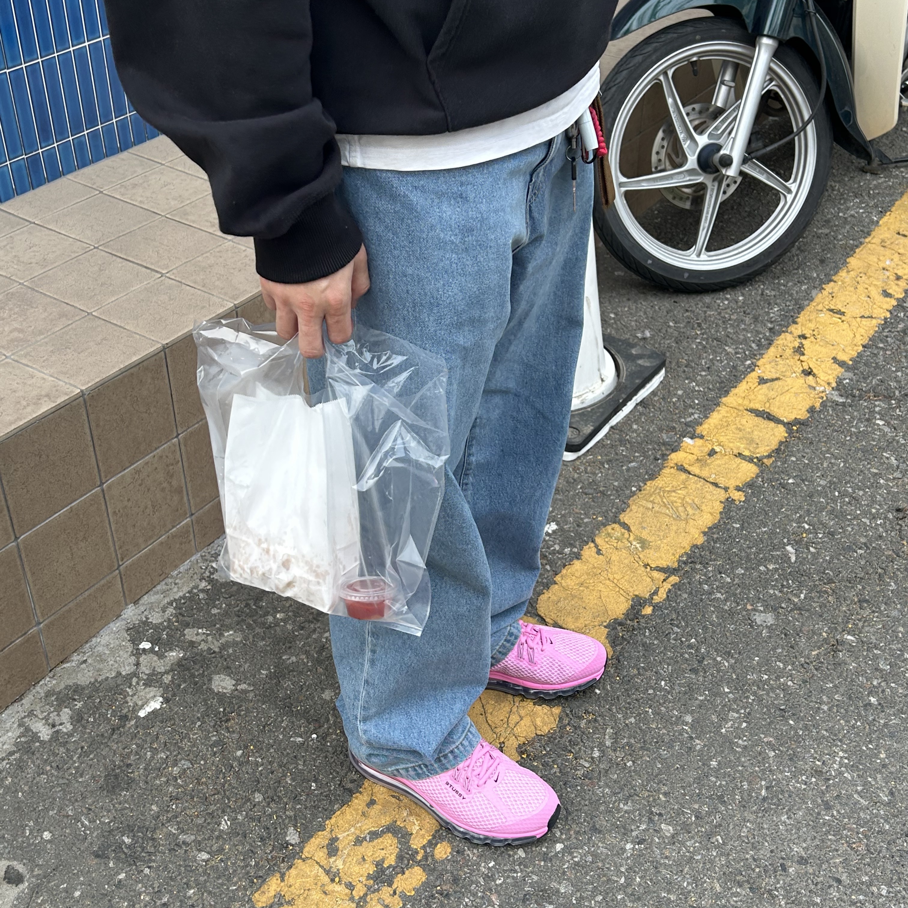 Nike x Stussy Air Max 2013 Psychic Pink, Stussy Basic Stussy Embroidered Hoodie Black - 21SS 착용 스타일 - 2