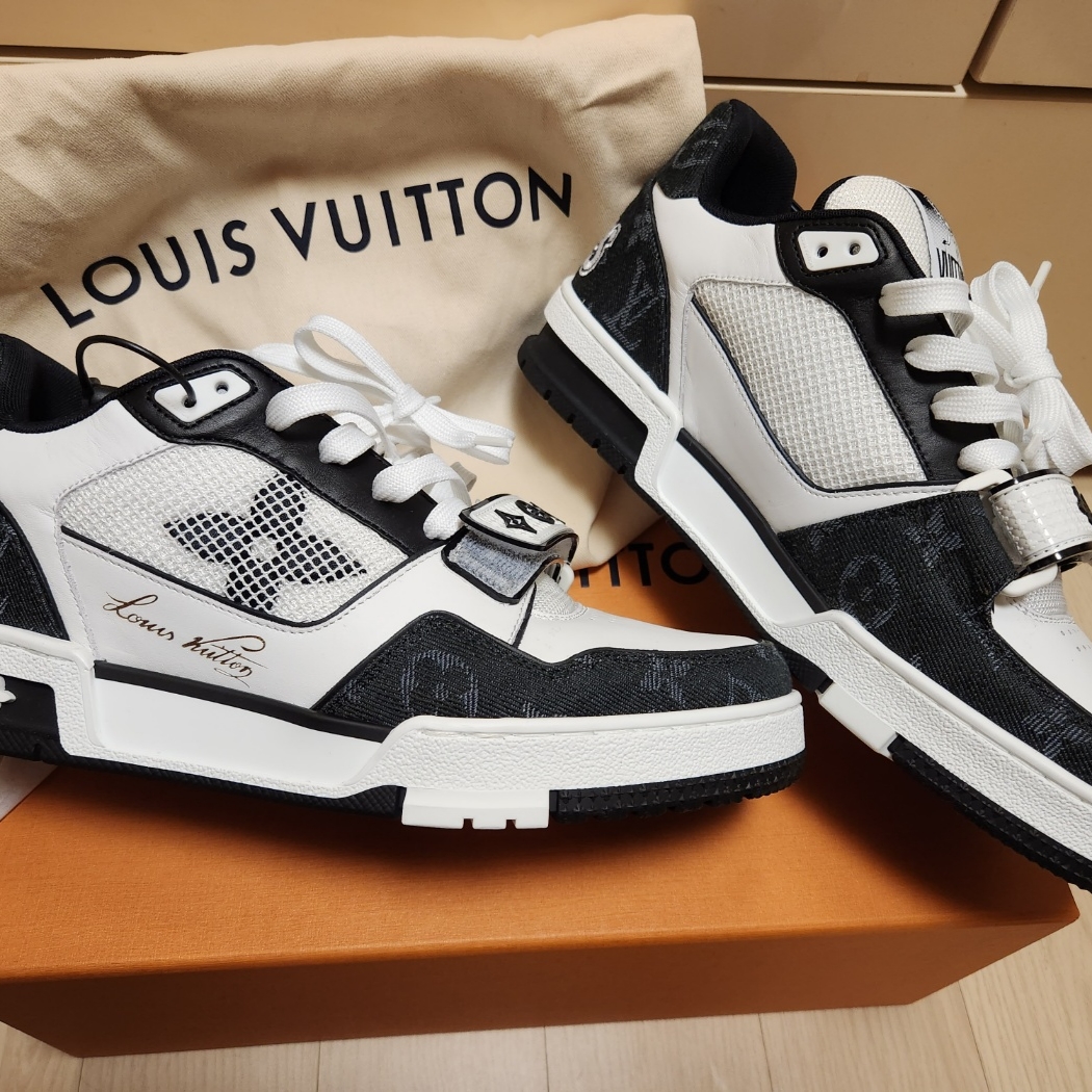 Louis Vuitton LV Trainer Sneakers Black 착용 스타일