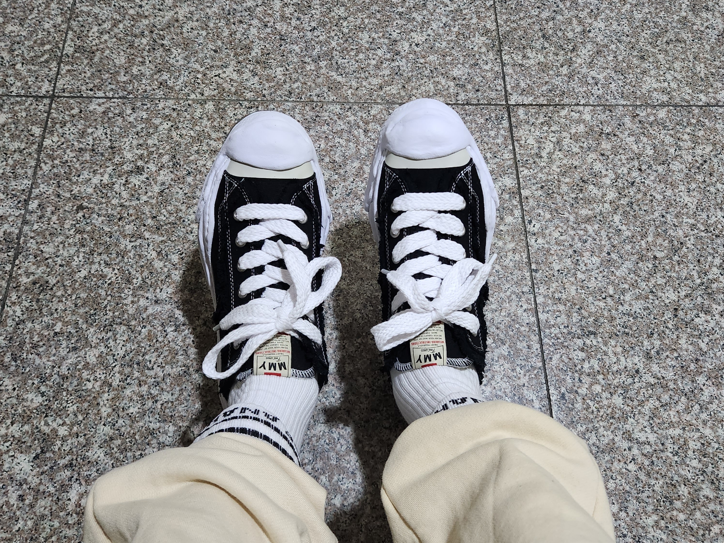 Maison Mihara Yasuhiro Hank OG Sole OH Canvas Low-top Sneakers Black 착용 스타일 - 3