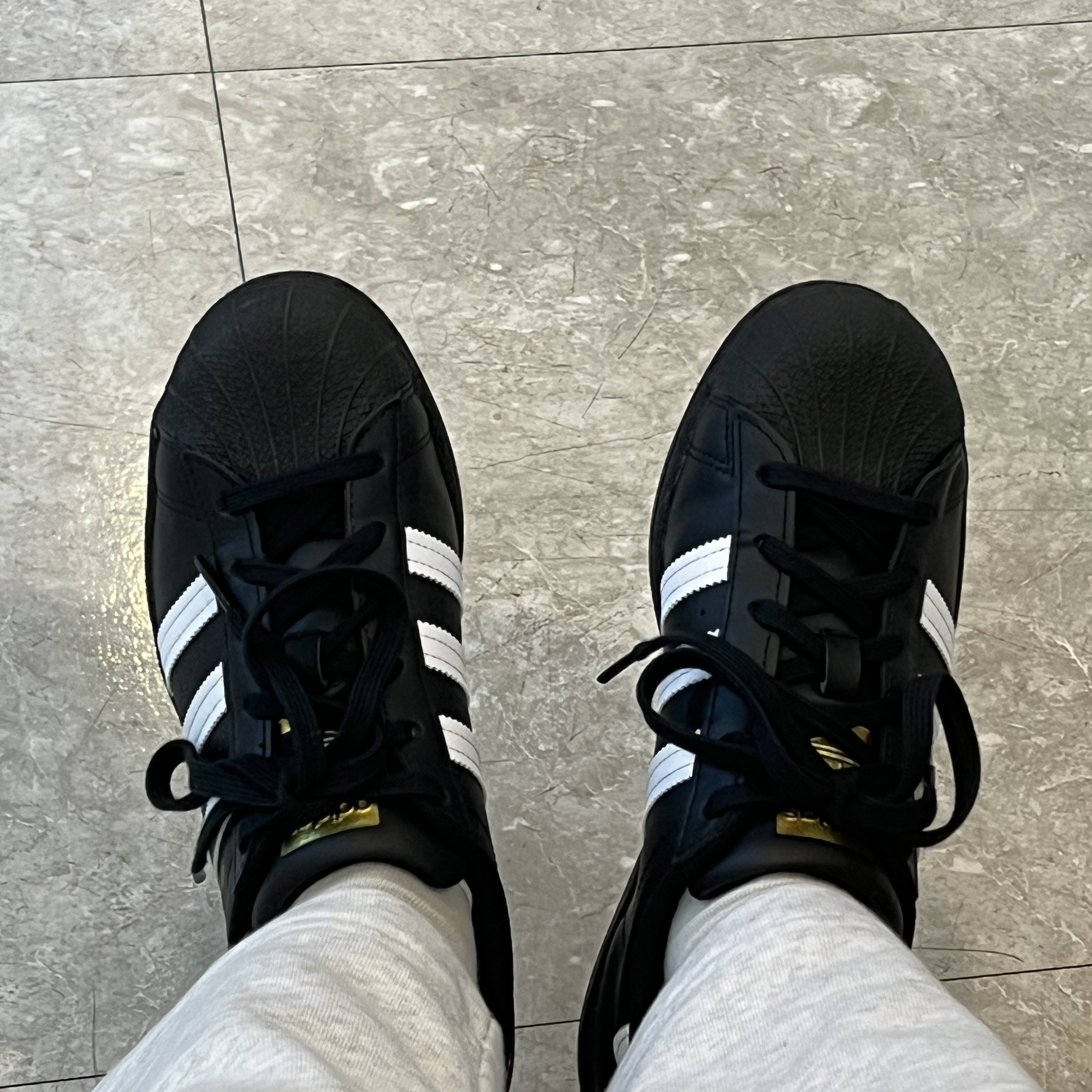 (J) Adidas Superstar Black White 착용 스타일