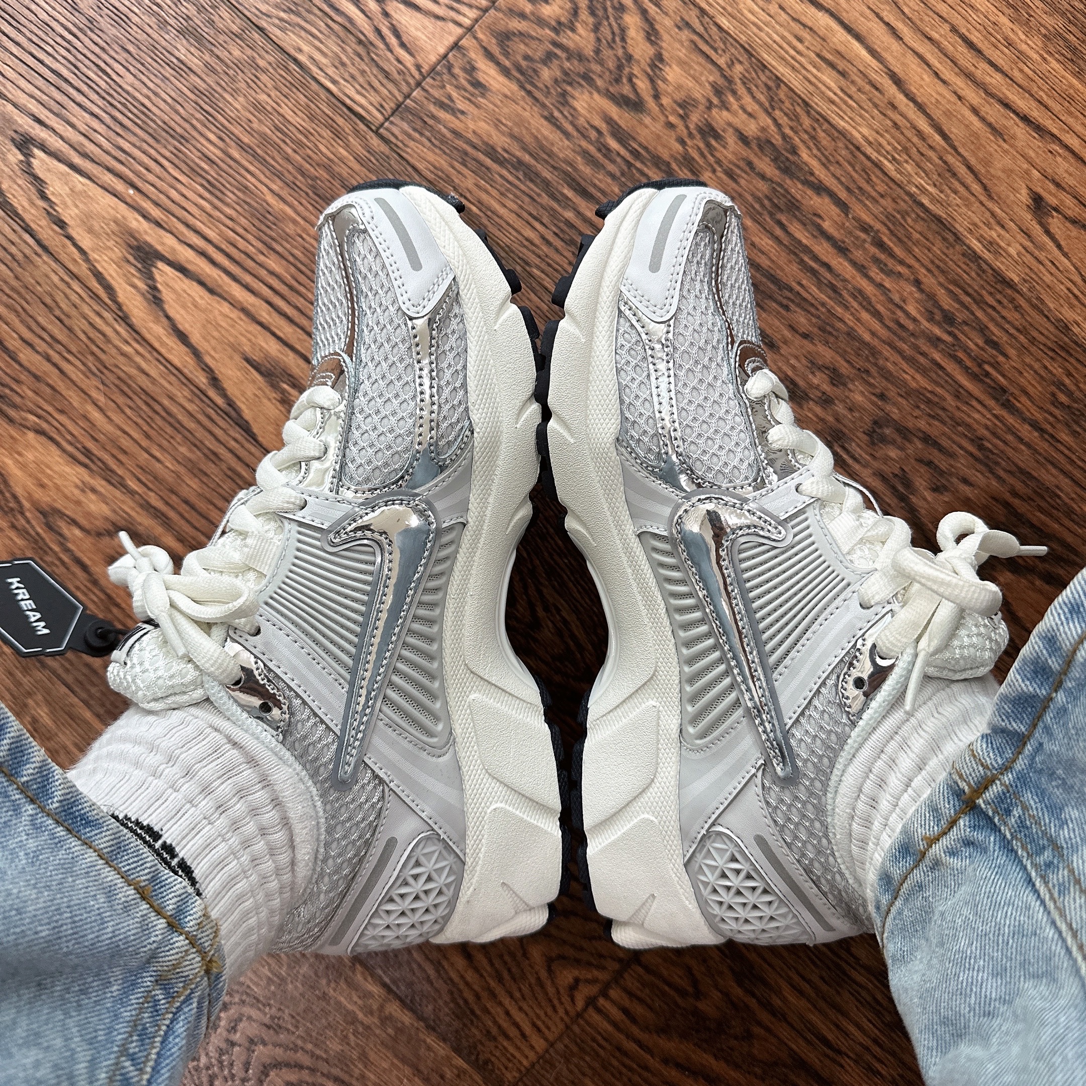 (W) Nike Zoom Vomero 5 Photon Dust and Metallic Silver 착용 스타일 - 2
