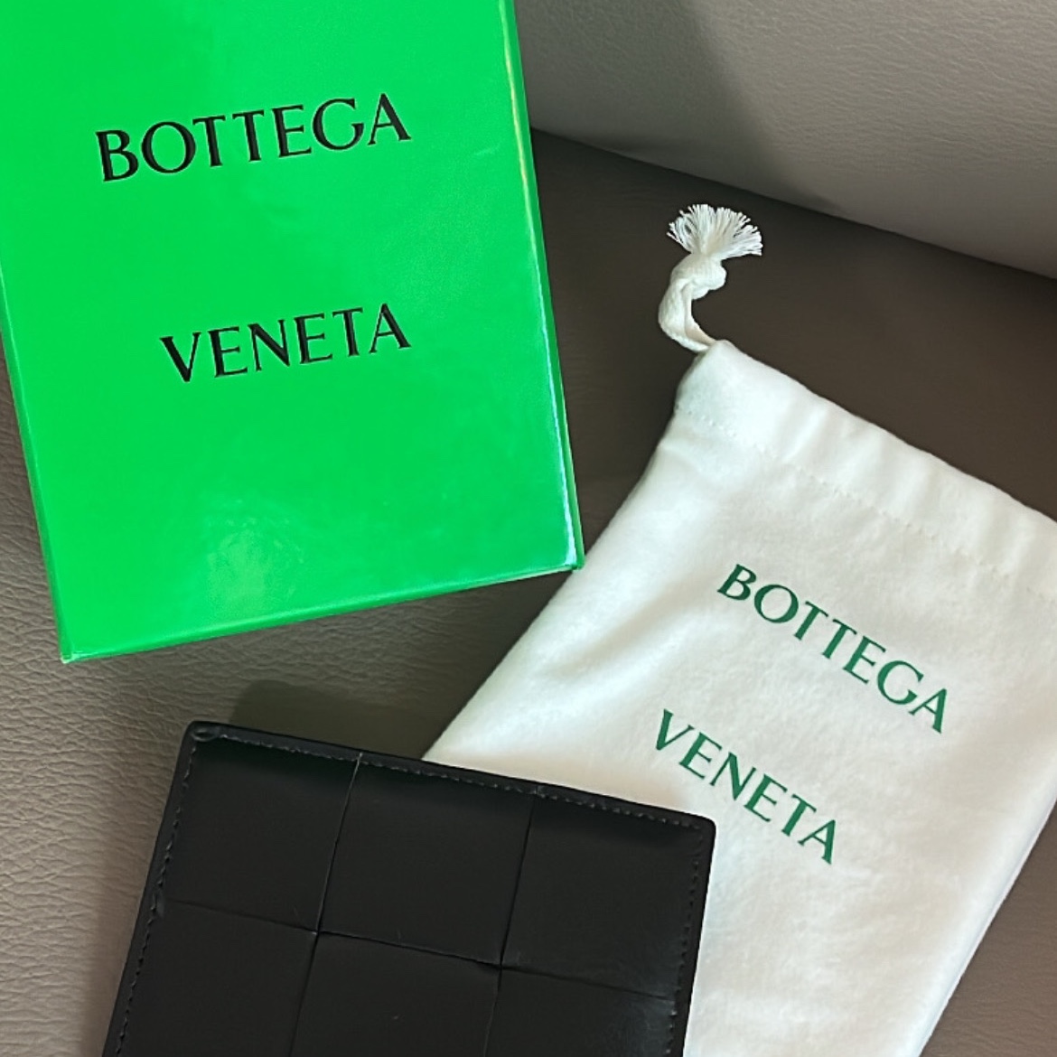 Bottega Veneta Credit Card Case Calfskin Black 착용 스타일