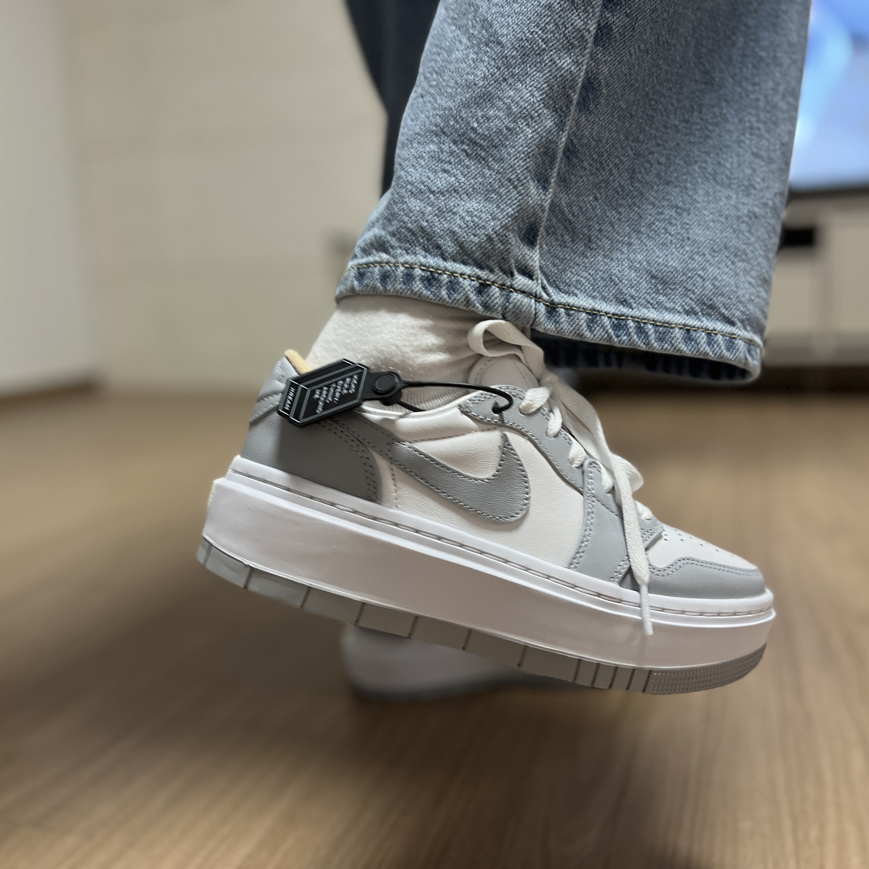 (W) Jordan 1 Elevate Low White and Wolf Grey 착용 스타일 - 1