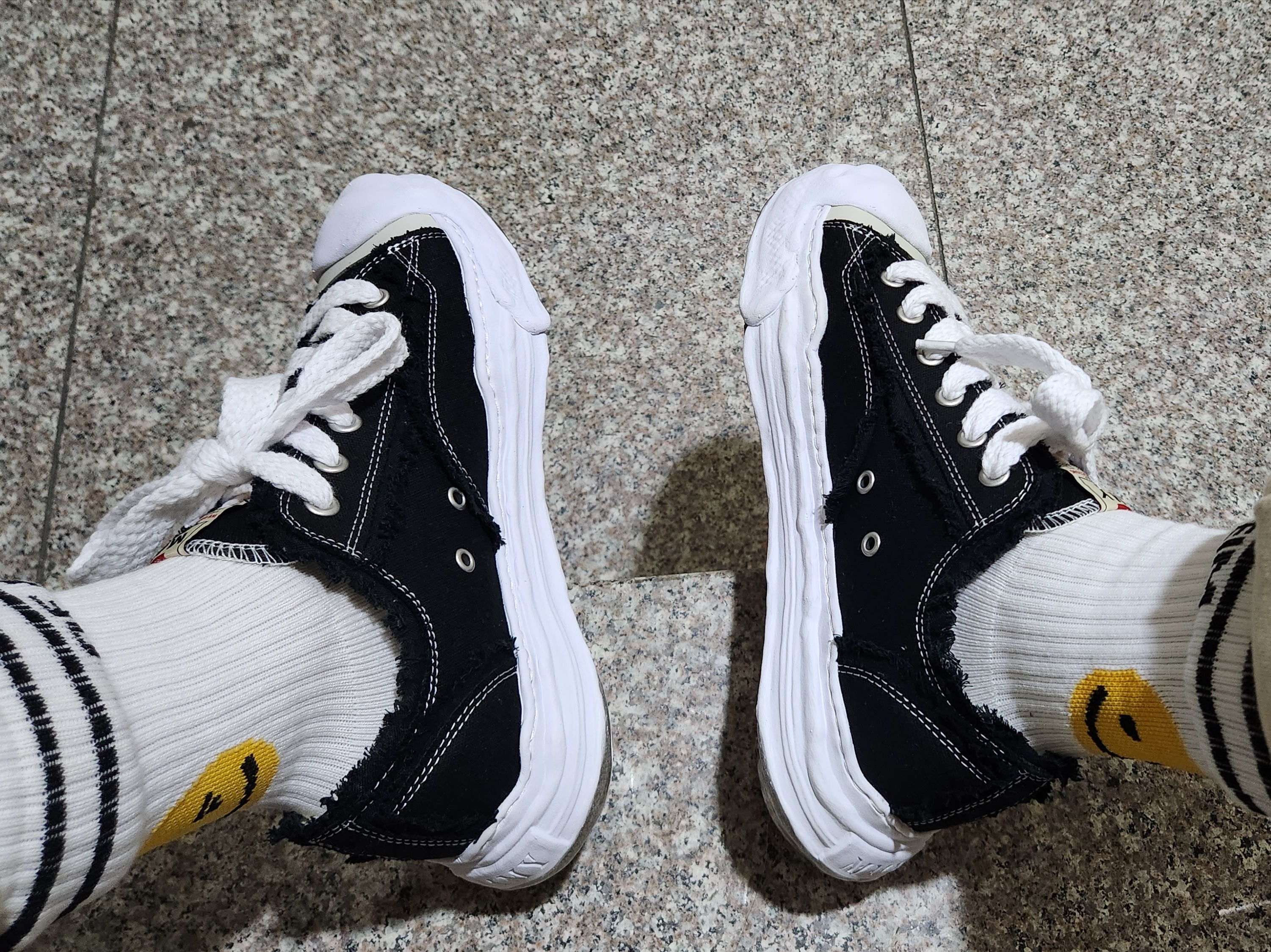 Maison Mihara Yasuhiro Hank OG Sole OH Canvas Low-top Sneakers Black 착용 스타일 - 2