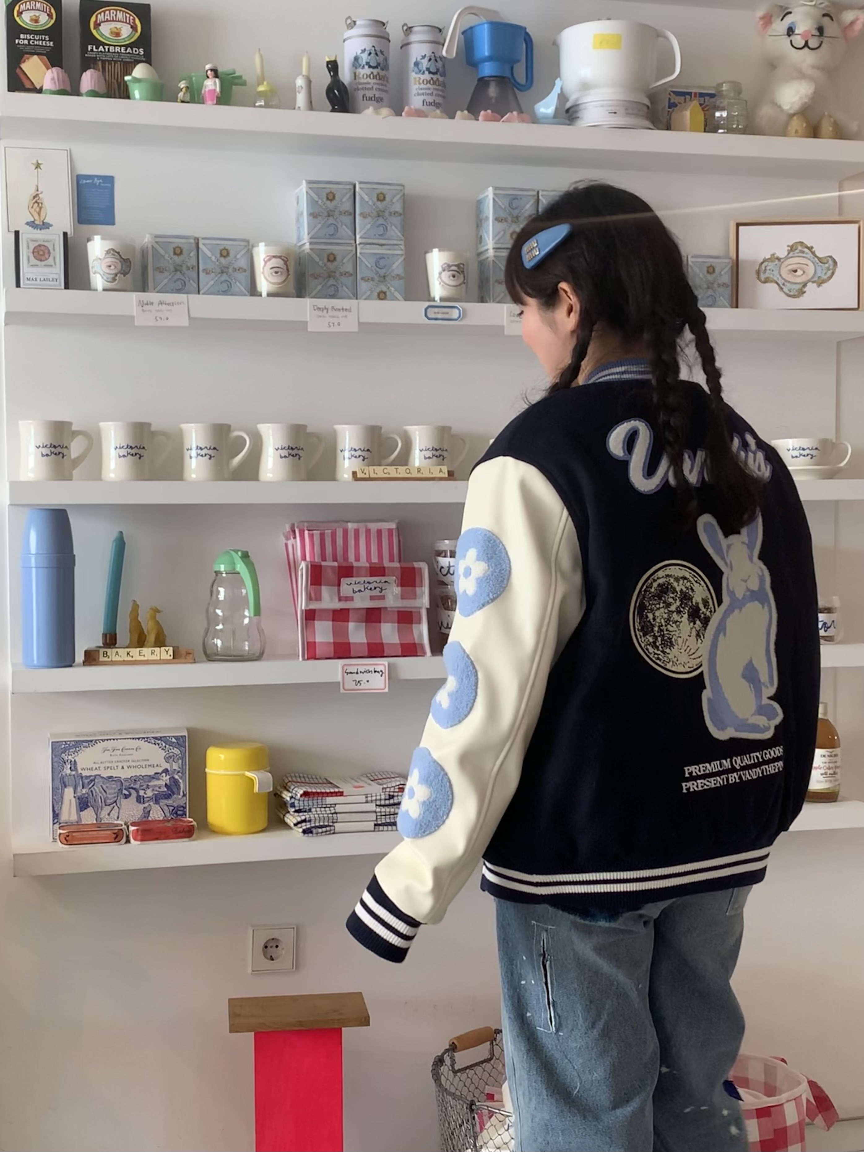Vandy The Pink Rabbit Varsity Jacket 착용 스타일 - 3