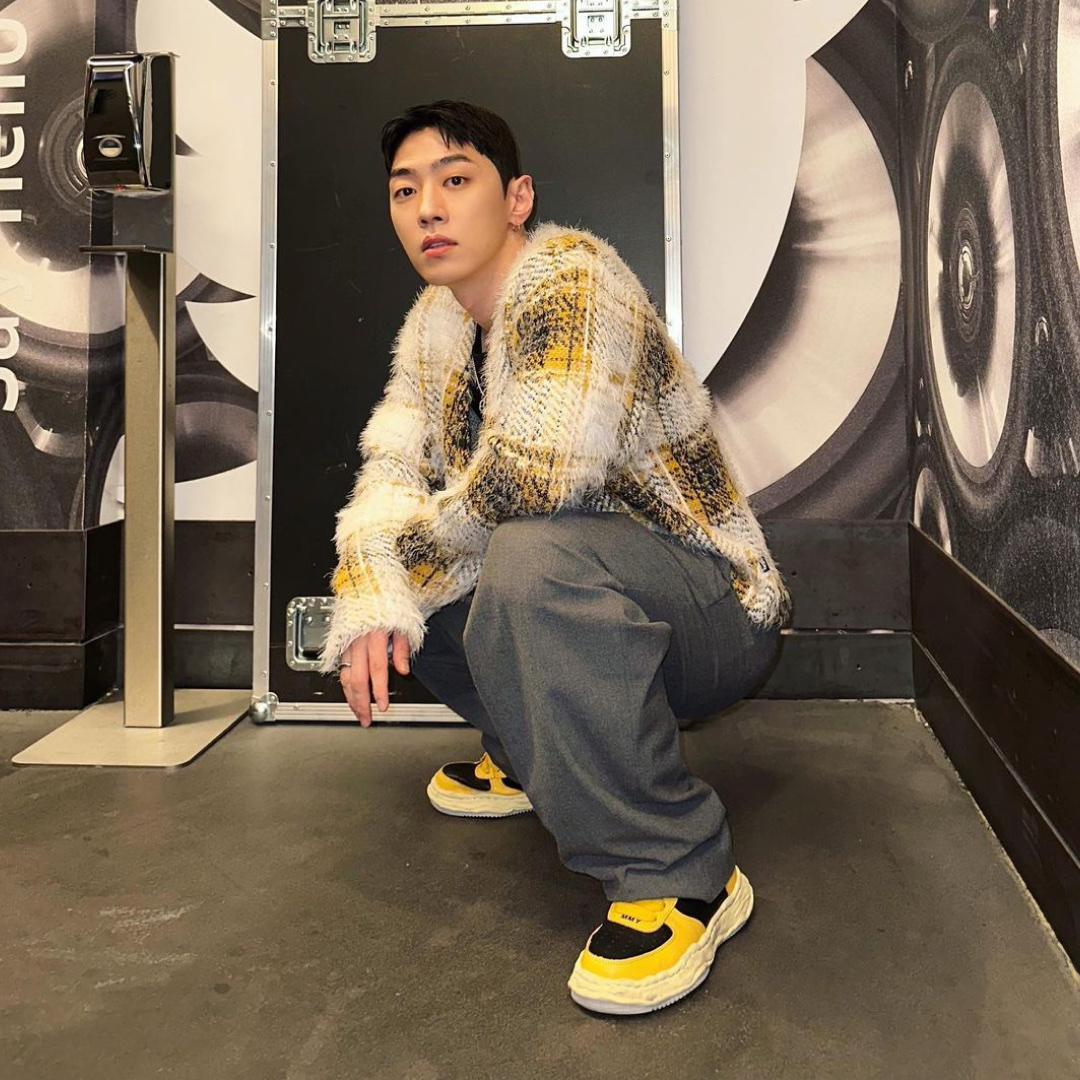Maison Mihara Yasuhiro Wayne VL OG Sole Leather Low-top Sneakers Yellow Black 착용 스타일 - 2