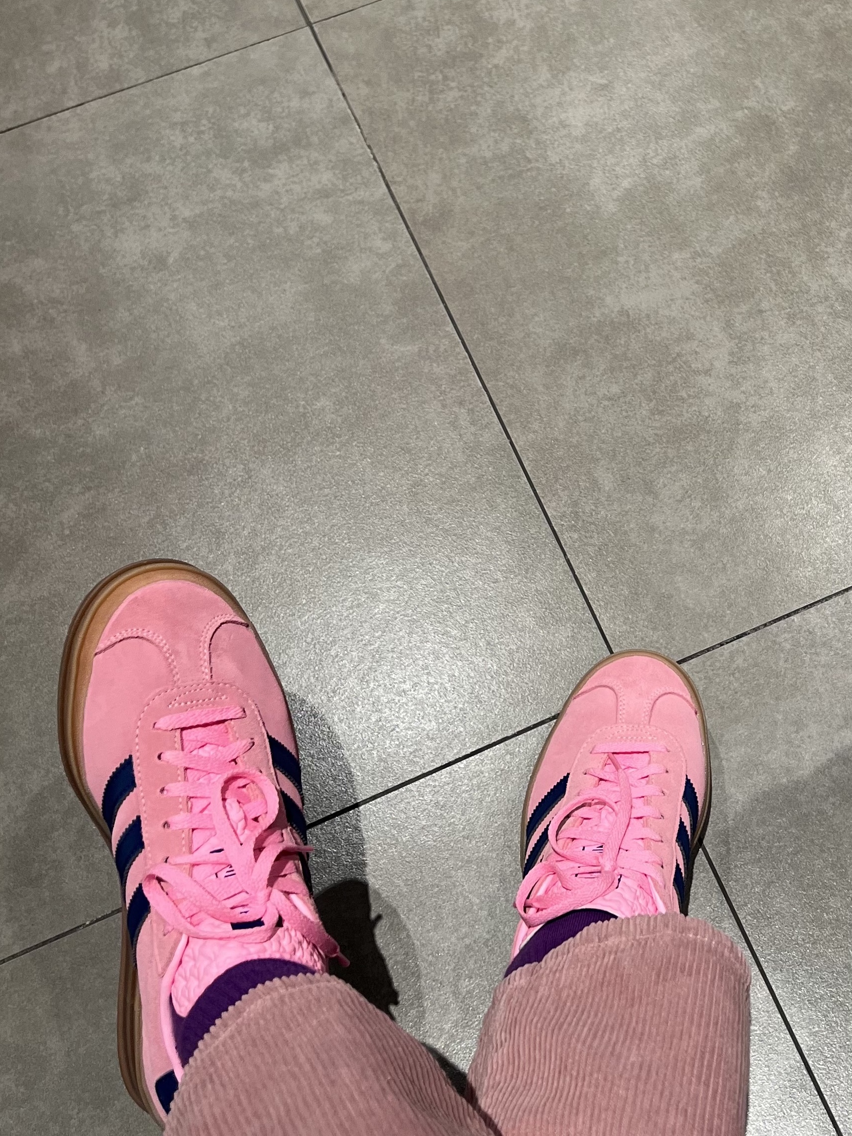 (W) Adidas Gazelle Bold Pink Glow Victory Blue, Dior Saddle Bag Grained Calfskin Black 착용 스타일 - 3