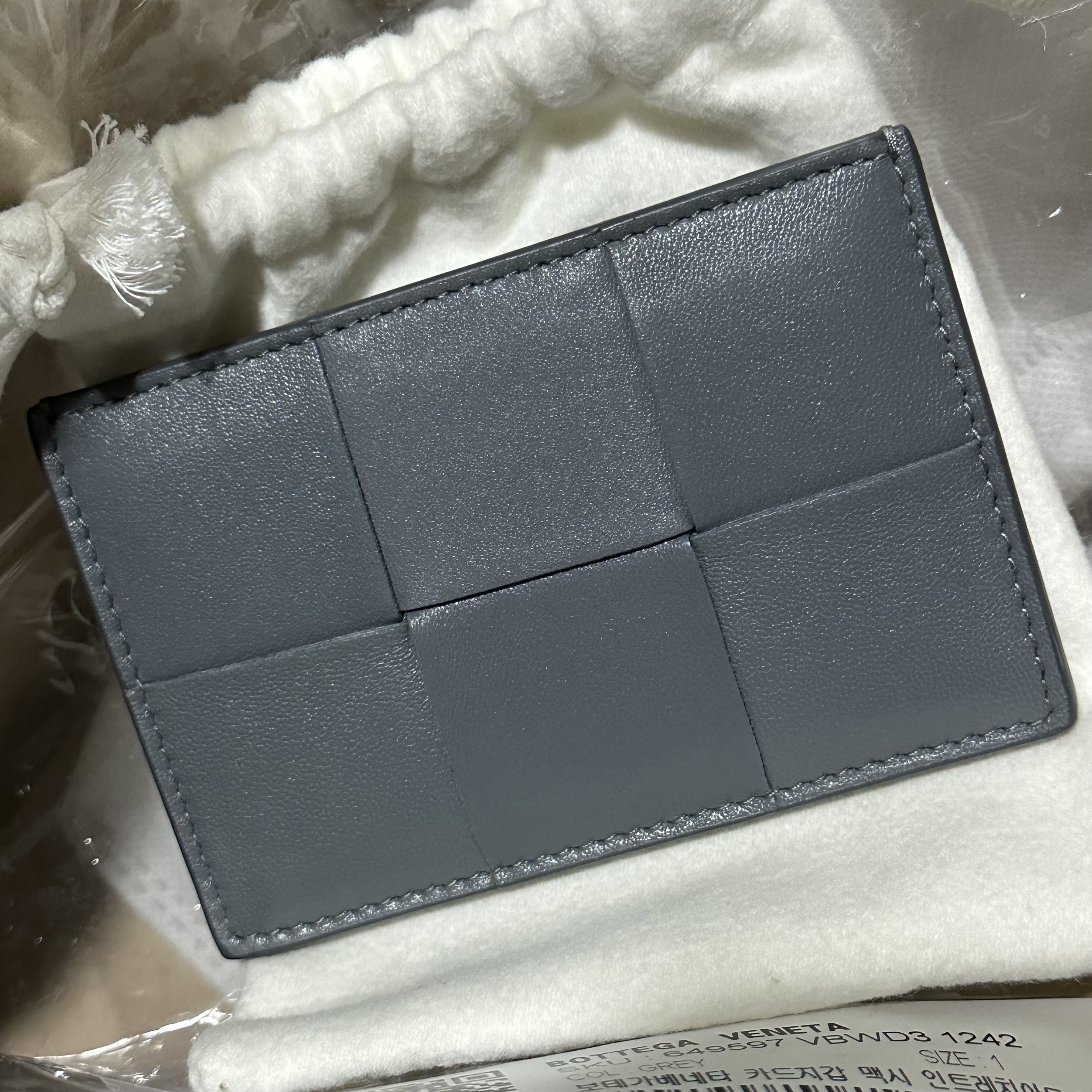 Bottega Veneta Credit Card Case Lambskin & Calfskin Thunder 착용 스타일