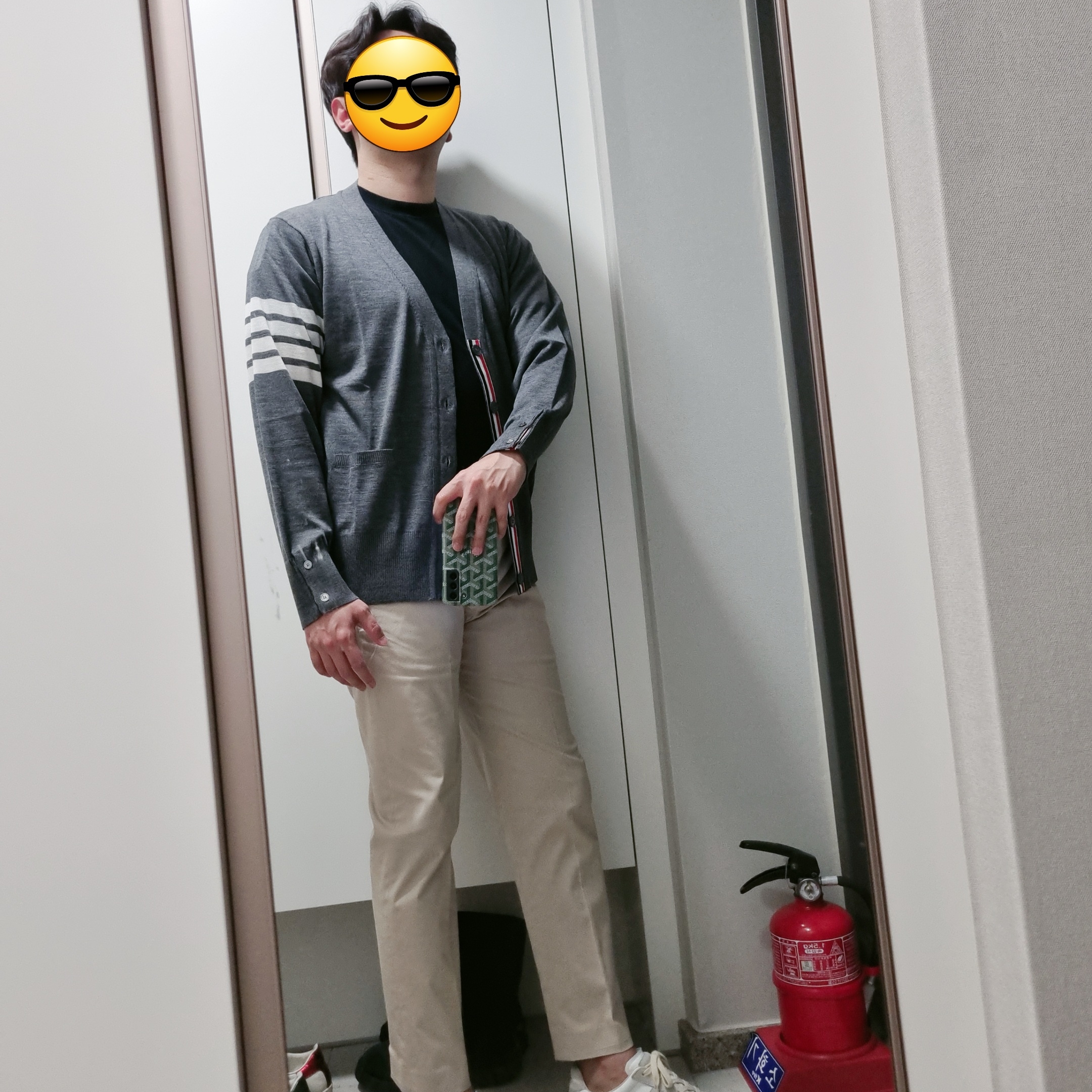 Thom Browne Sustainable Fine Merino Wool 4-Bar Classic Cardigan Medium Grey 착용 스타일 - 4