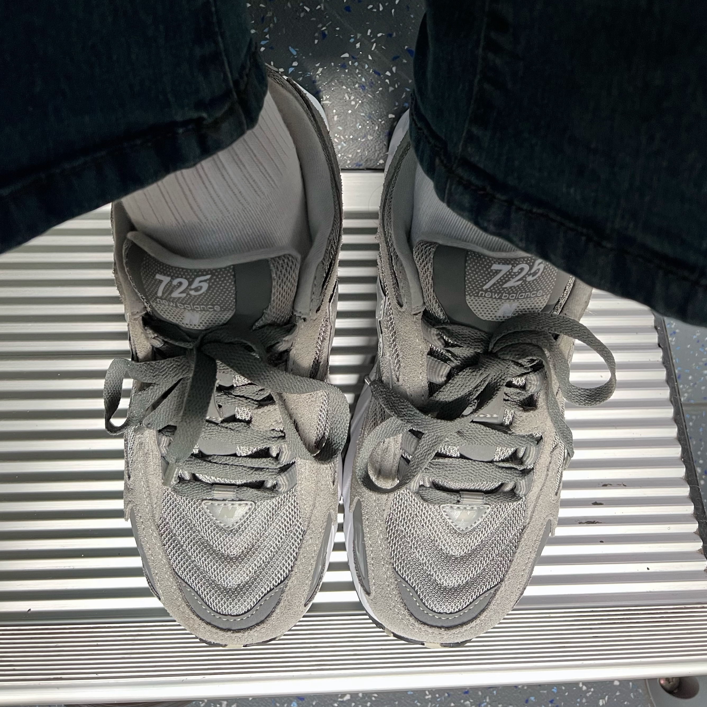 New Balance 725 Grey 착용 스타일 - 1
