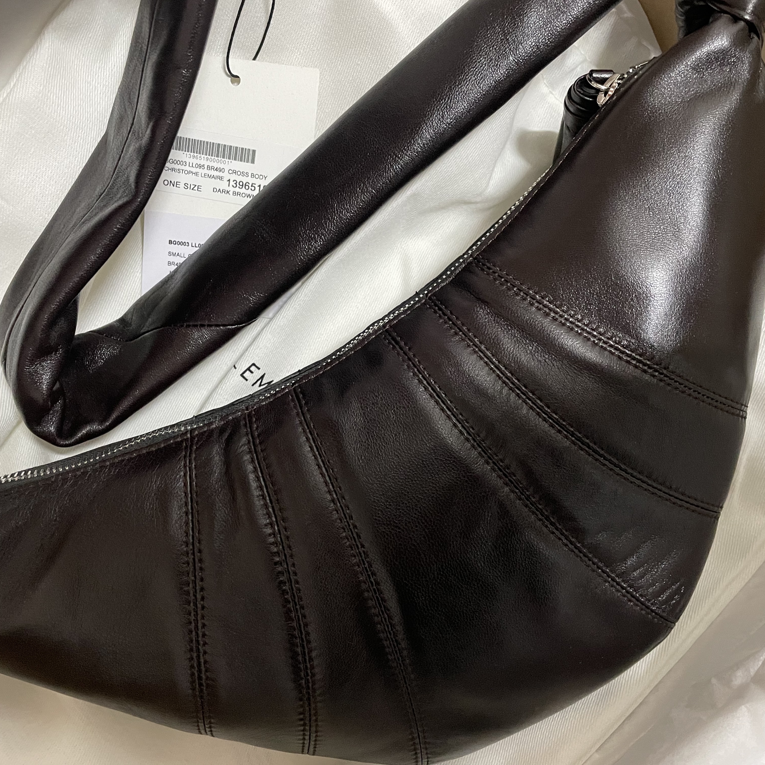 Lemaire Small Croissant Bag Soft Nappa Leather Dark Chocolate 착용 스타일