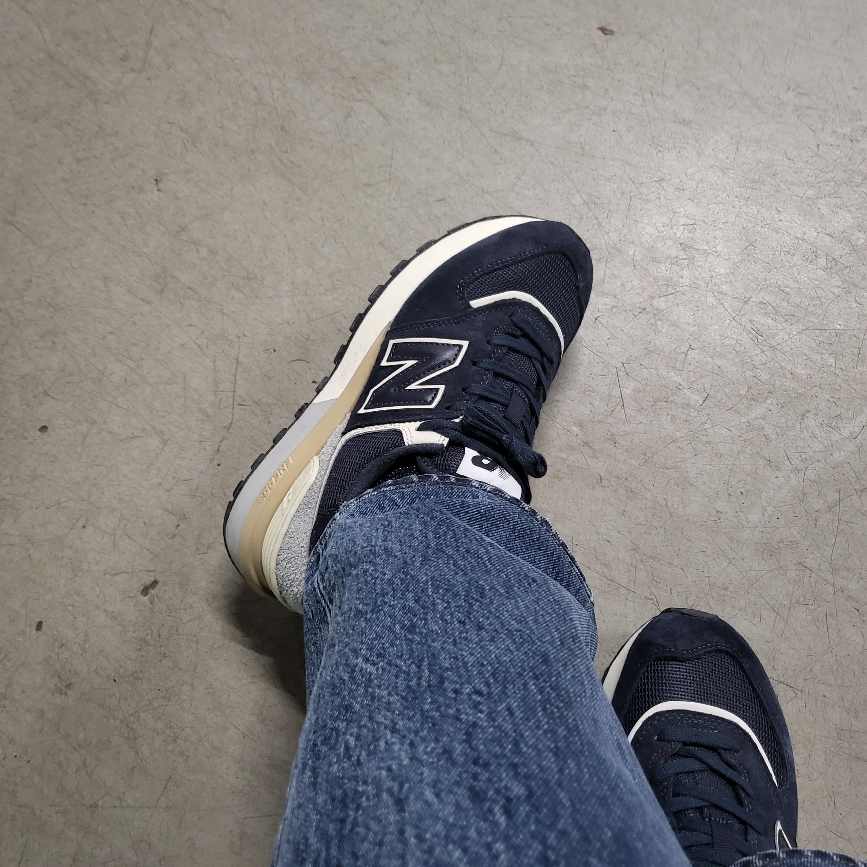 New Balance 574 Legacy Blue Navy 착용 스타일 - 3