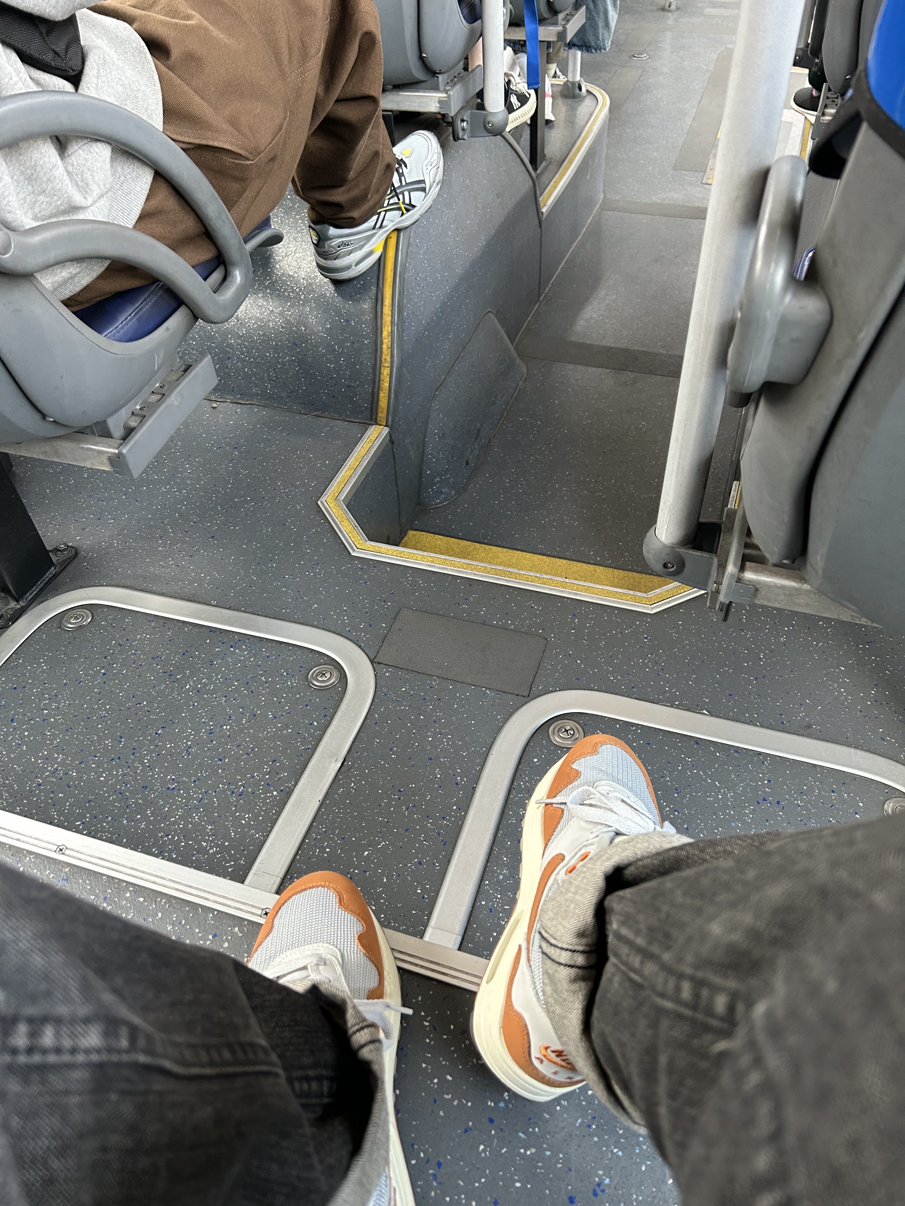Asics Gel-1090 Mid Grey Black, Nike x Patta Air Max 1 Monarch 착용 스타일