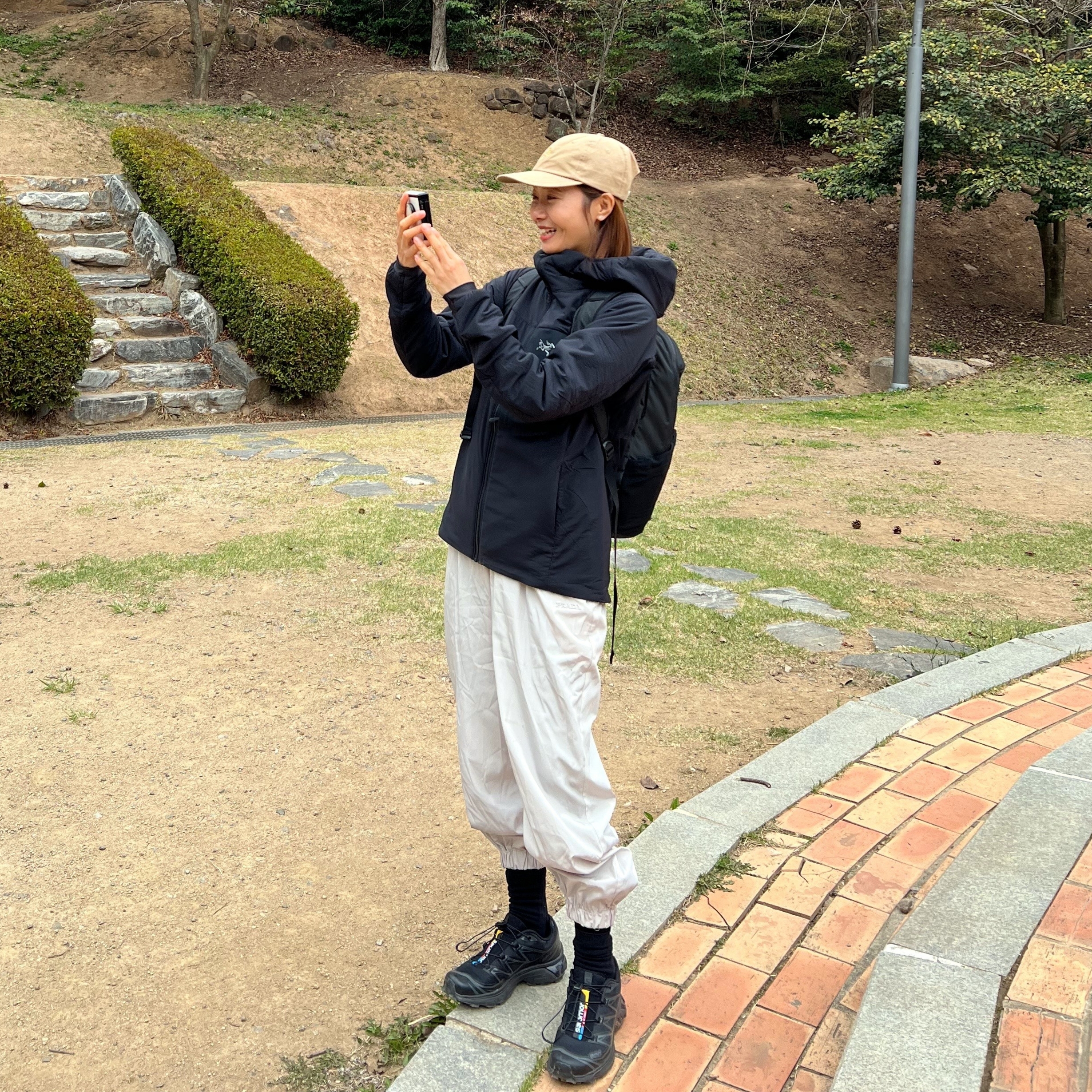 (W) Arc'teryx Proton LT Hoody Black, Salomon XT-6 ADV Black 착용 스타일 - 1