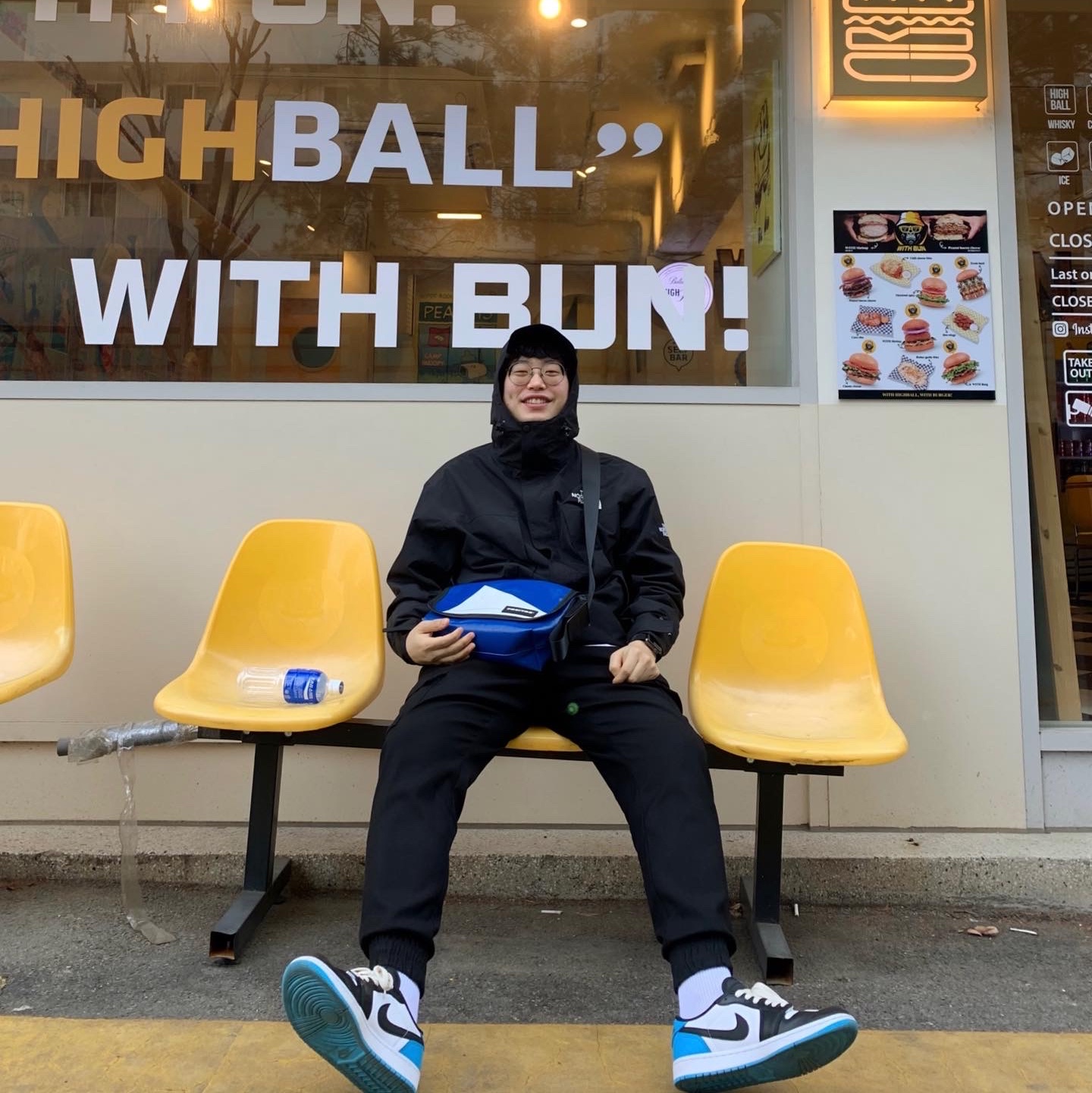 Jordan 1 Retro Low OG Black and Dark Powder Blue 착용 스타일 - 2