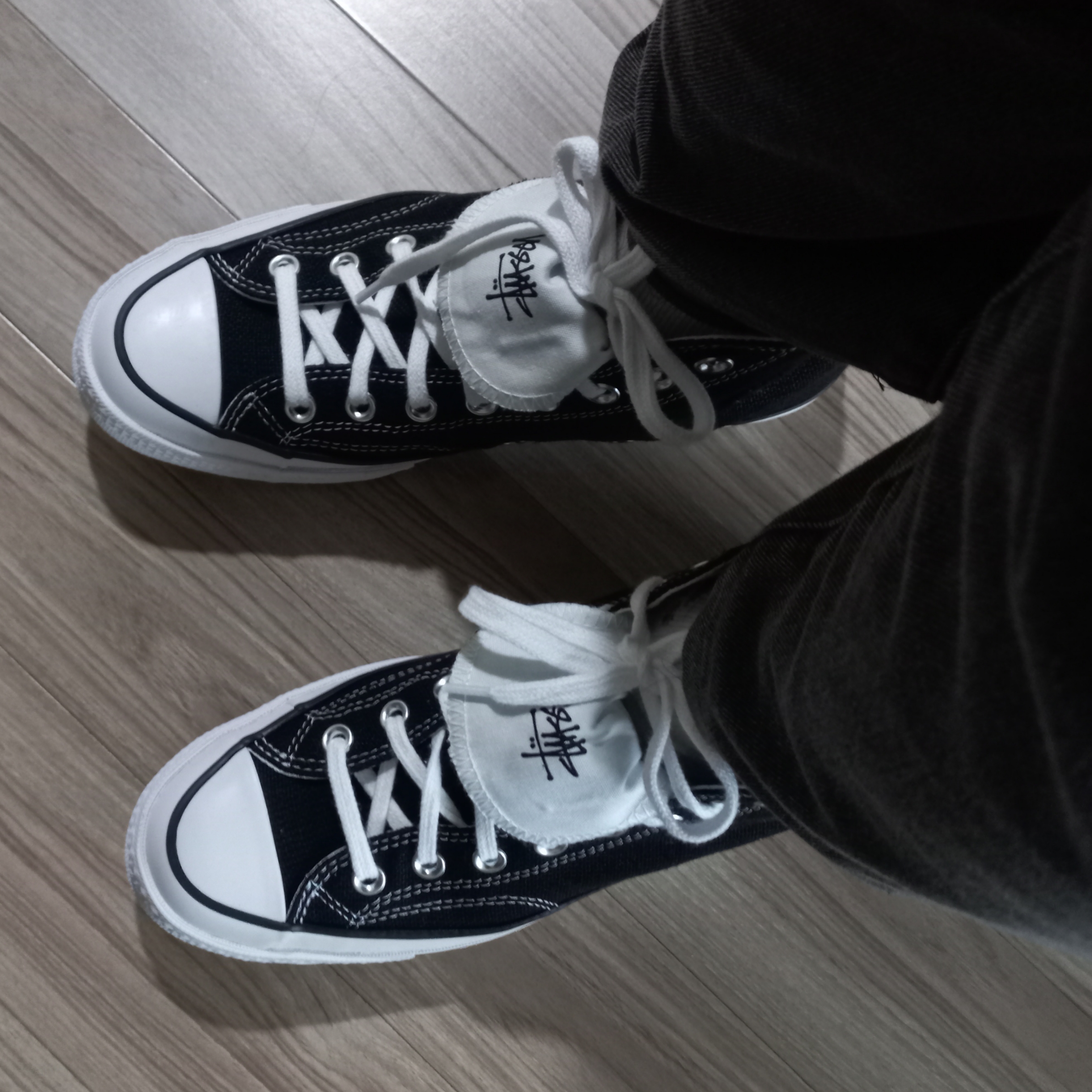 Converse x Stussy Chuck 70 High Black 착용 스타일 - 2
