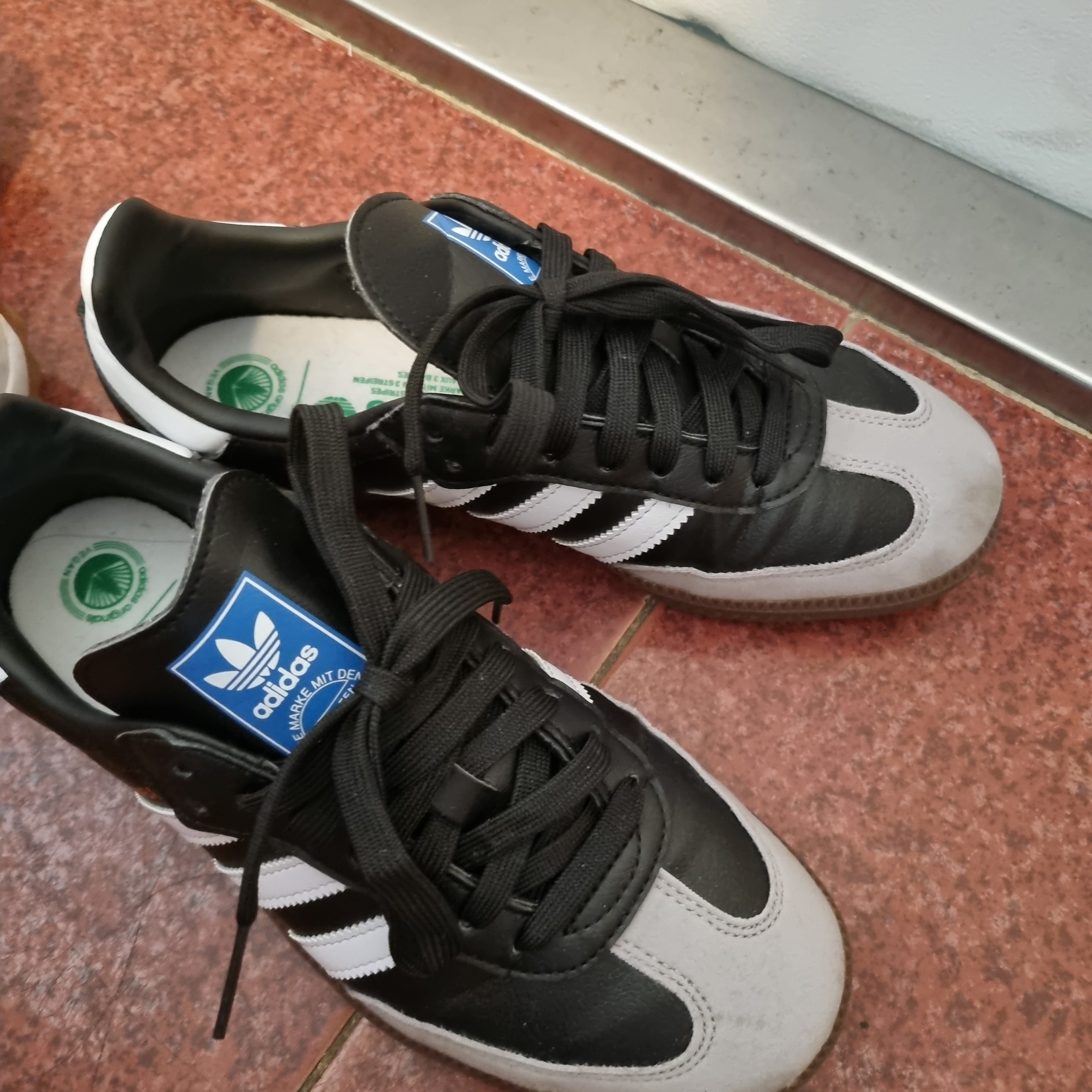 Adidas Samba Vegan Black White 착용 스타일 - 1