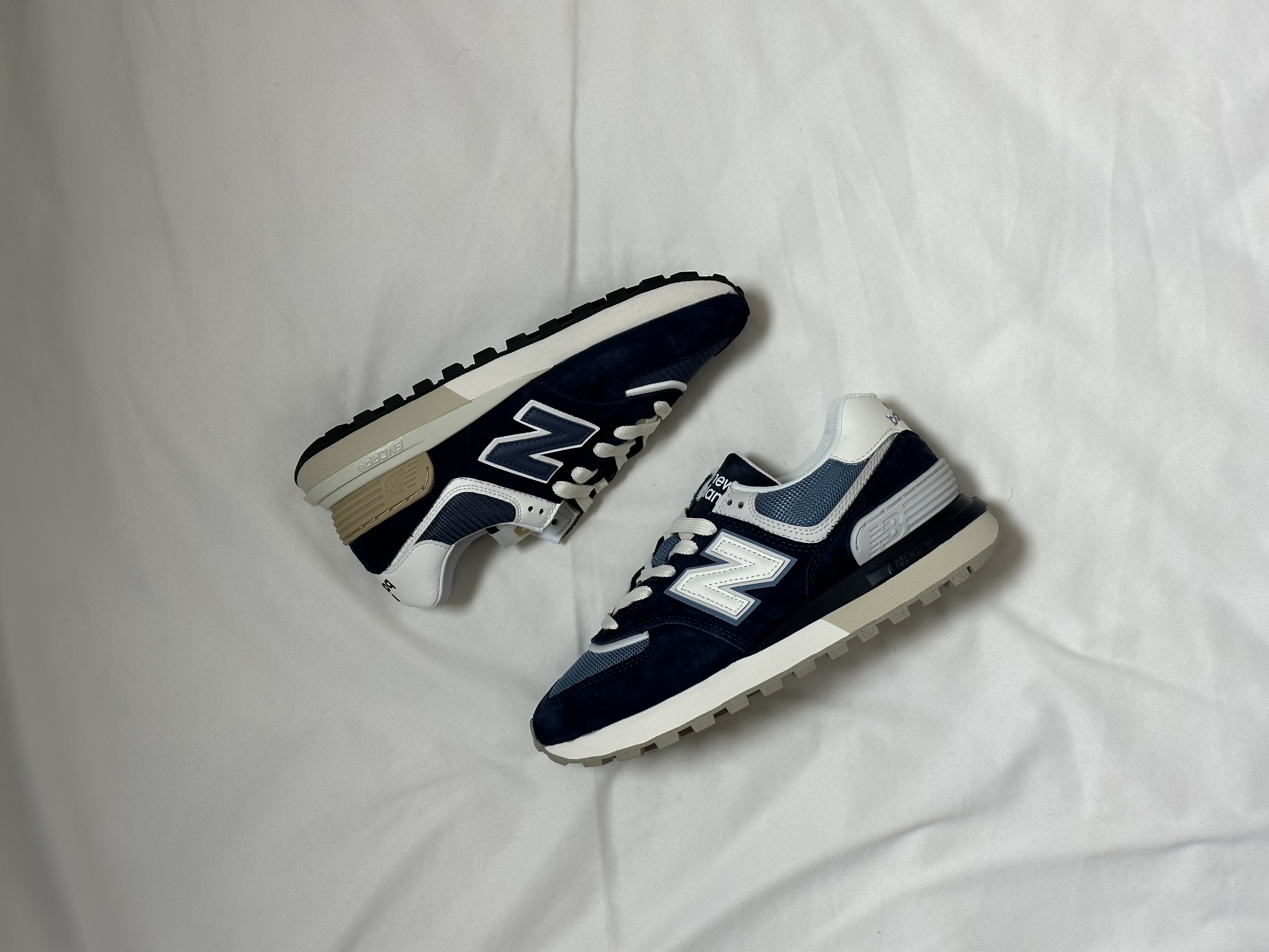 New Balance 574 Legacy Navy, New Balance 574 Legacy Navy Sea Salt 착용 스타일 - 1