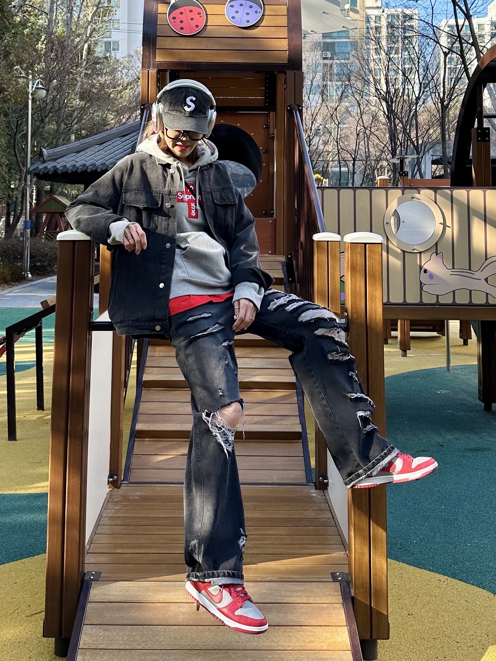 Supreme Kevlar Denim S Logo 6-Panel Black - 22SS, Nike Dunk Low Retro Medium Grey 착용 스타일 - 3