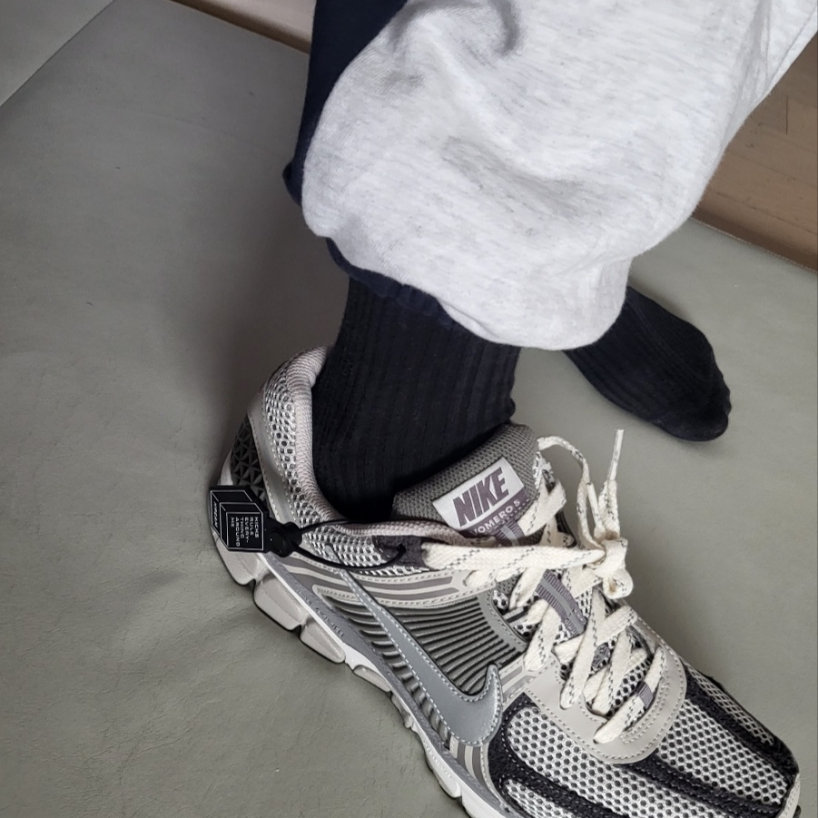 Nike Zoom Vomero 5 PRM Light Iron Ore and Flat Fewter 착용 스타일