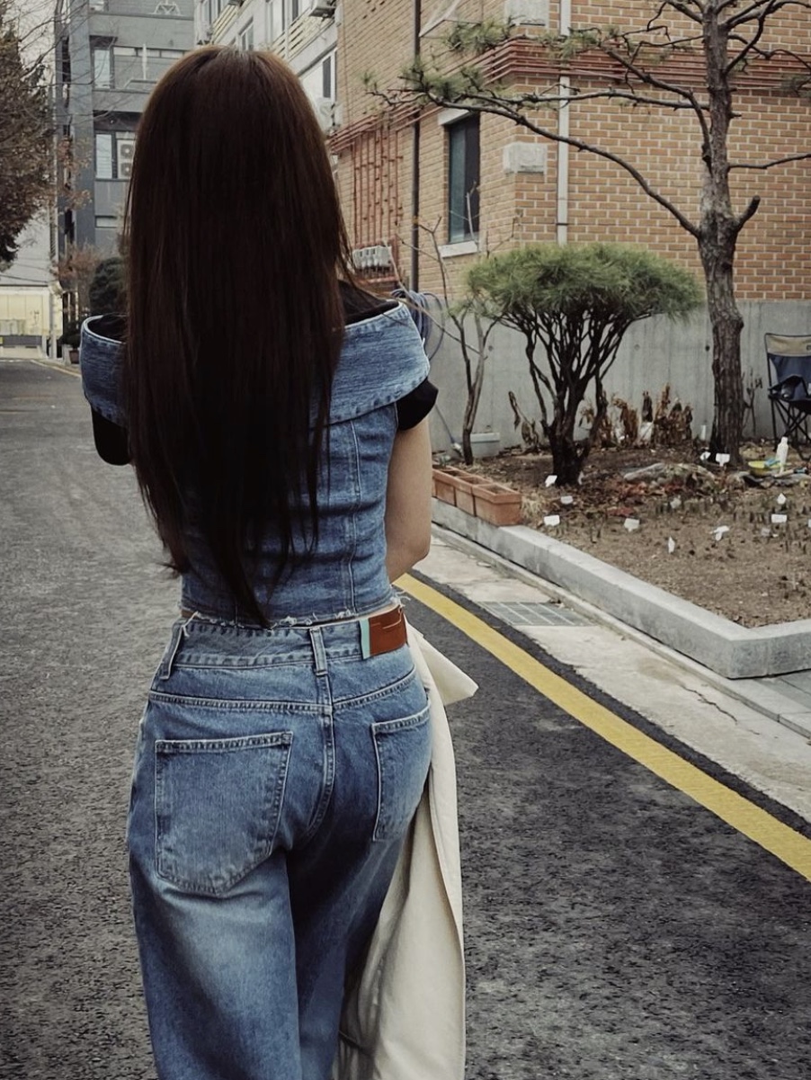 Instantfunk Women Off The Shoulder Denim Blouse Blue, Instanfunk Women Outwaist Wide Leg Jeans Blue 착용 스타일 - 2