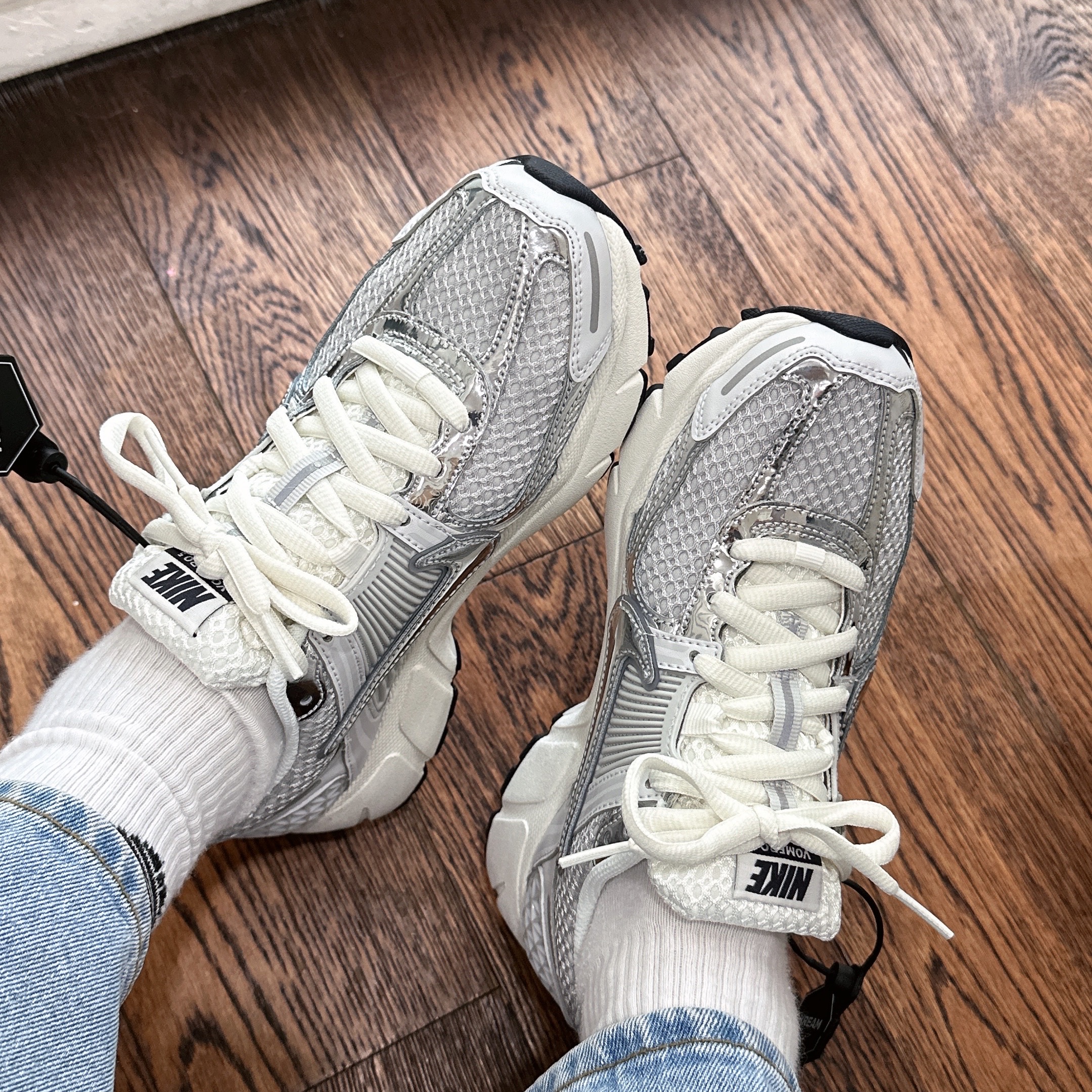 (W) Nike Zoom Vomero 5 Photon Dust and Metallic Silver 착용 스타일 - 1