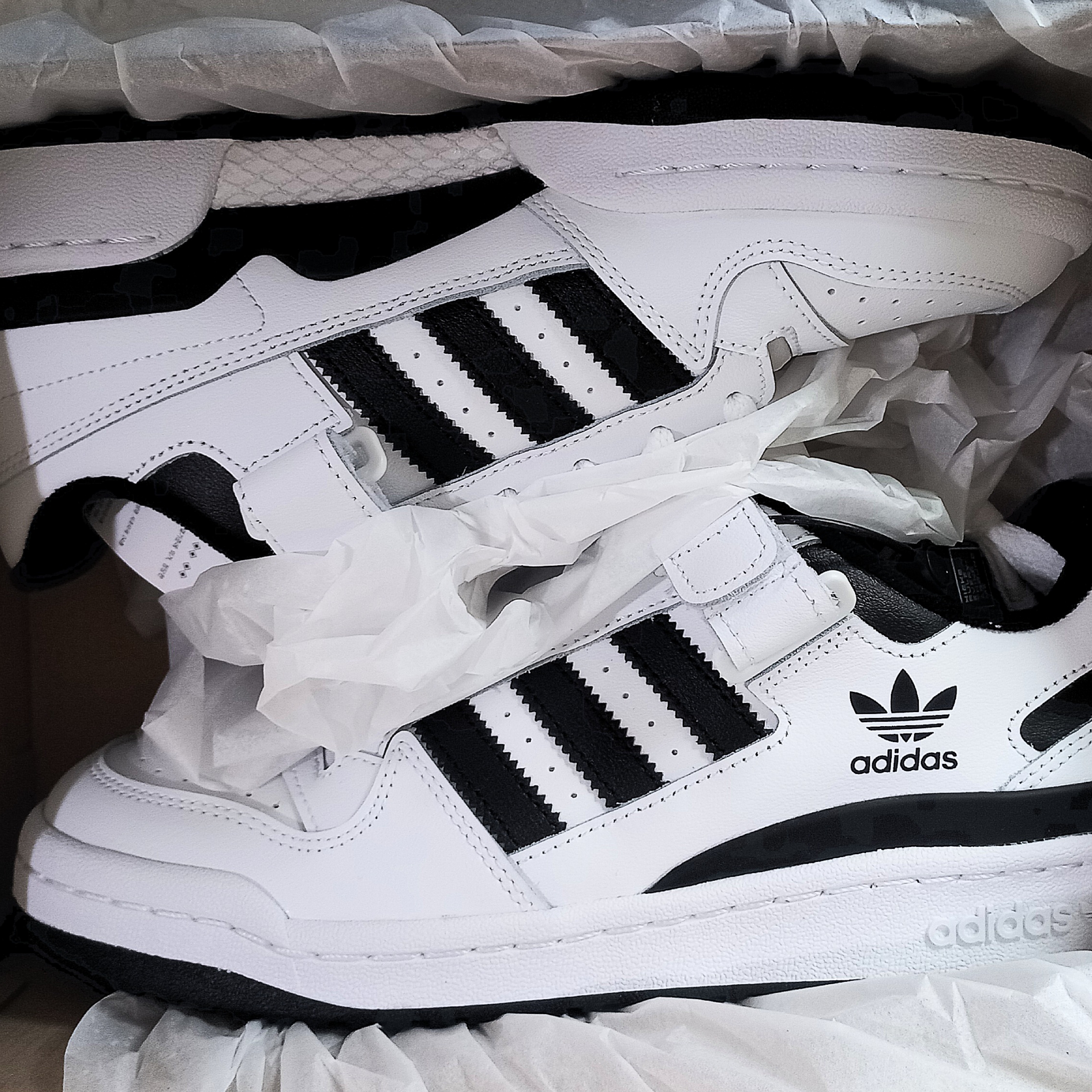 Adidas Forum Low White Black 착용 스타일 - 2