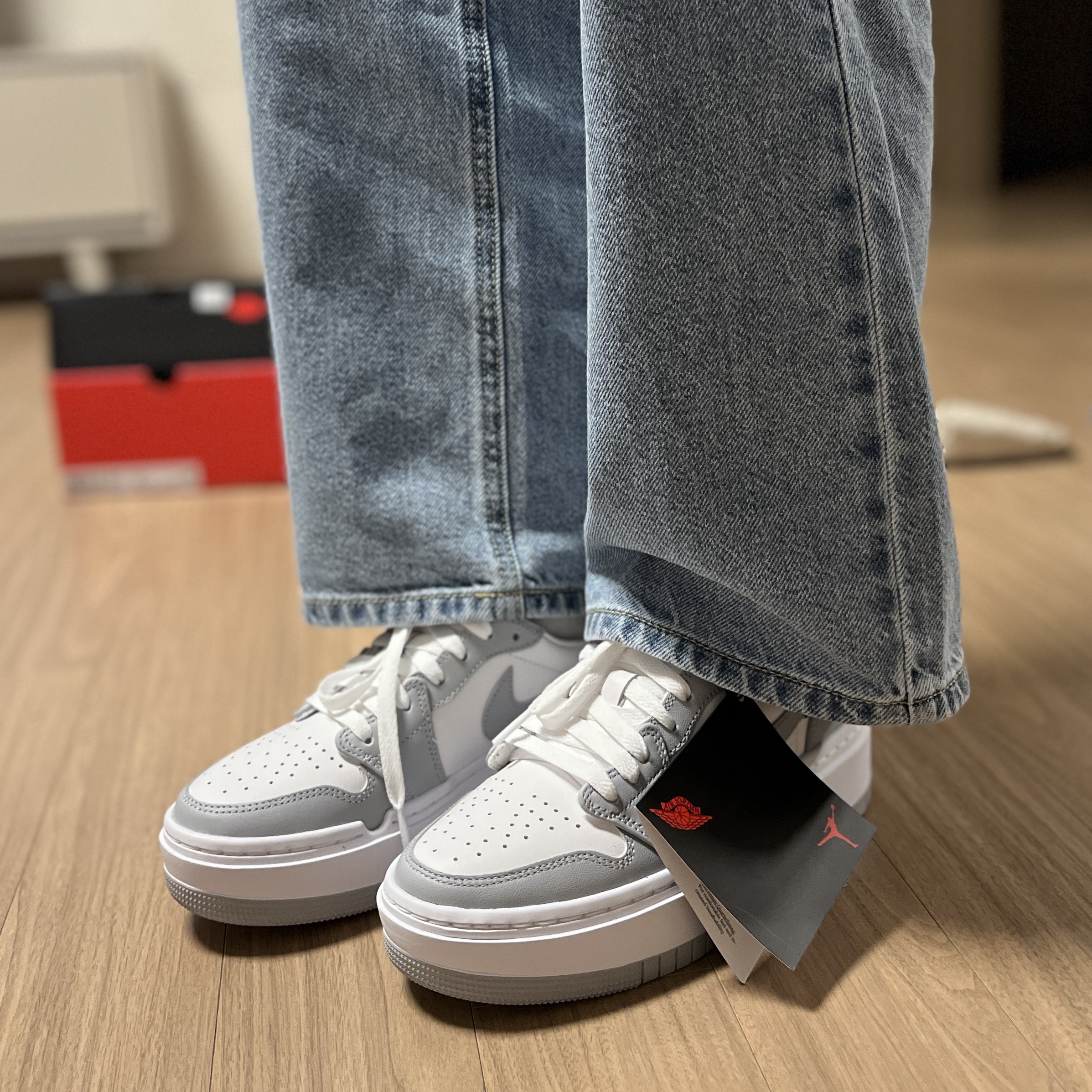 (W) Jordan 1 Elevate Low White and Wolf Grey 착용 스타일 - 3