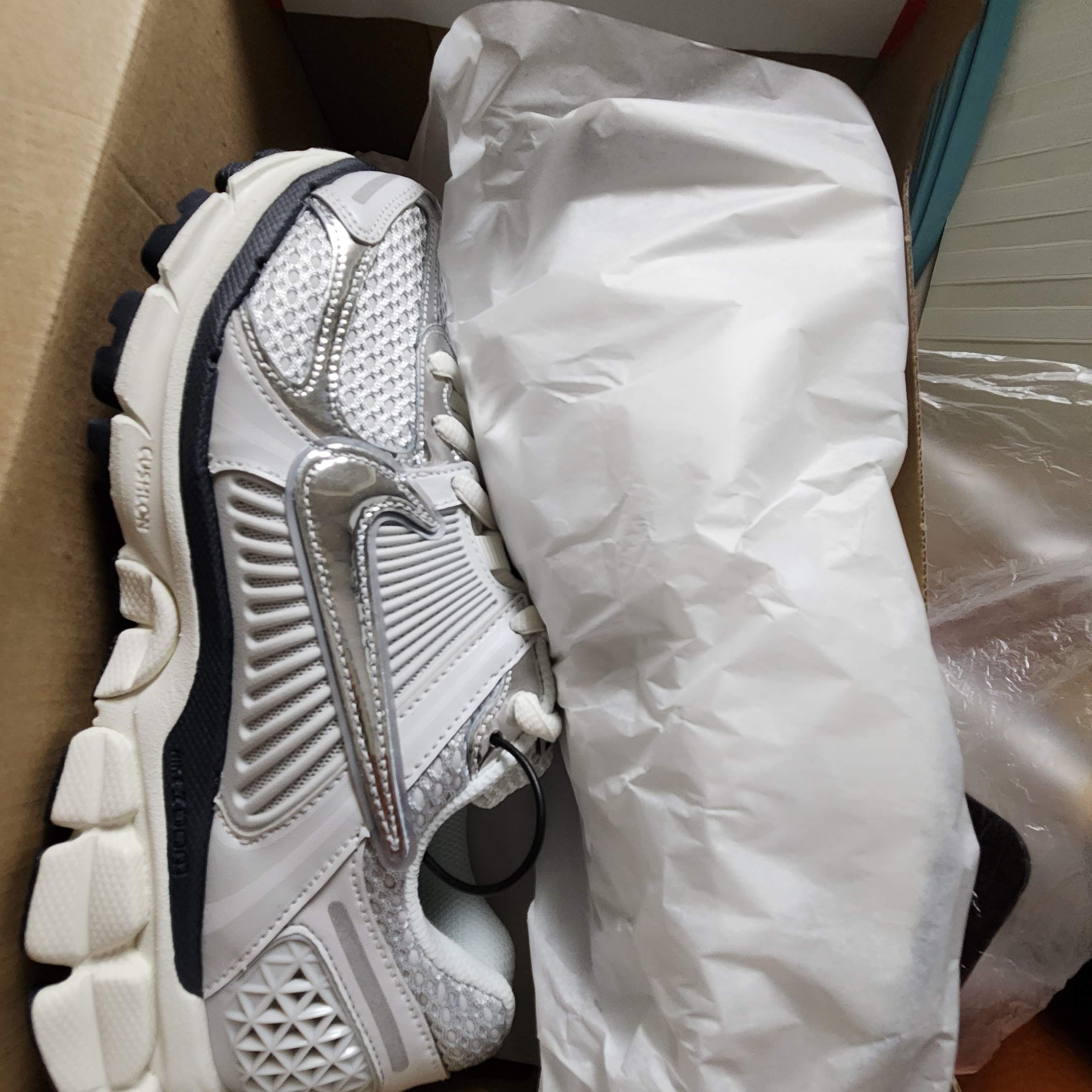 (W) Nike Zoom Vomero 5 Photon Dust and Metallic Silver 착용 스타일 - 2