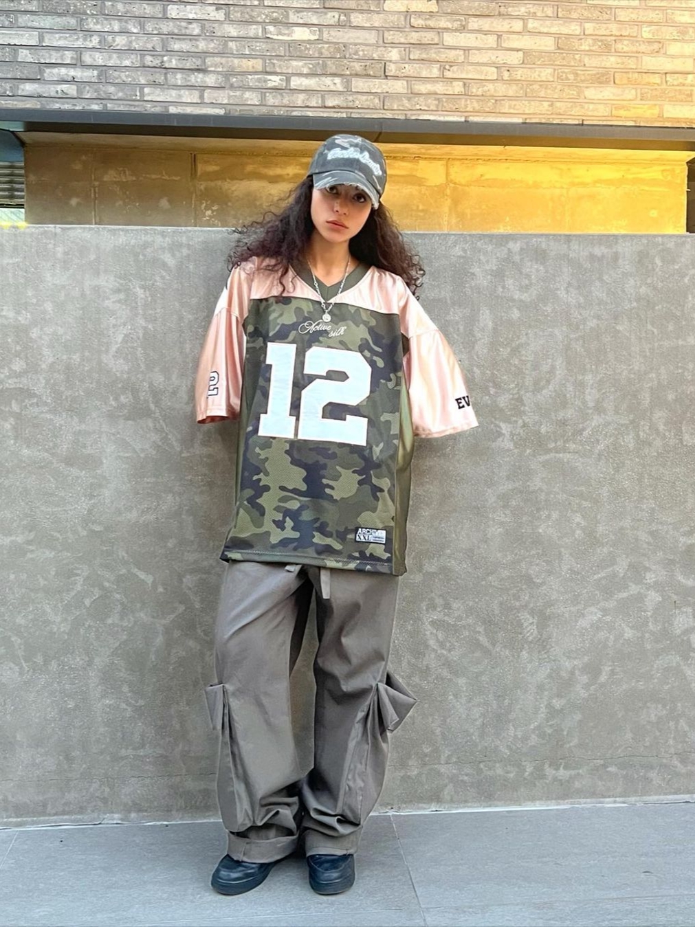 2000Archives Football T-Shirt Coral Camo, 2000Archives Tender Beauty Camo Ball Cap 착용 스타일 - 1