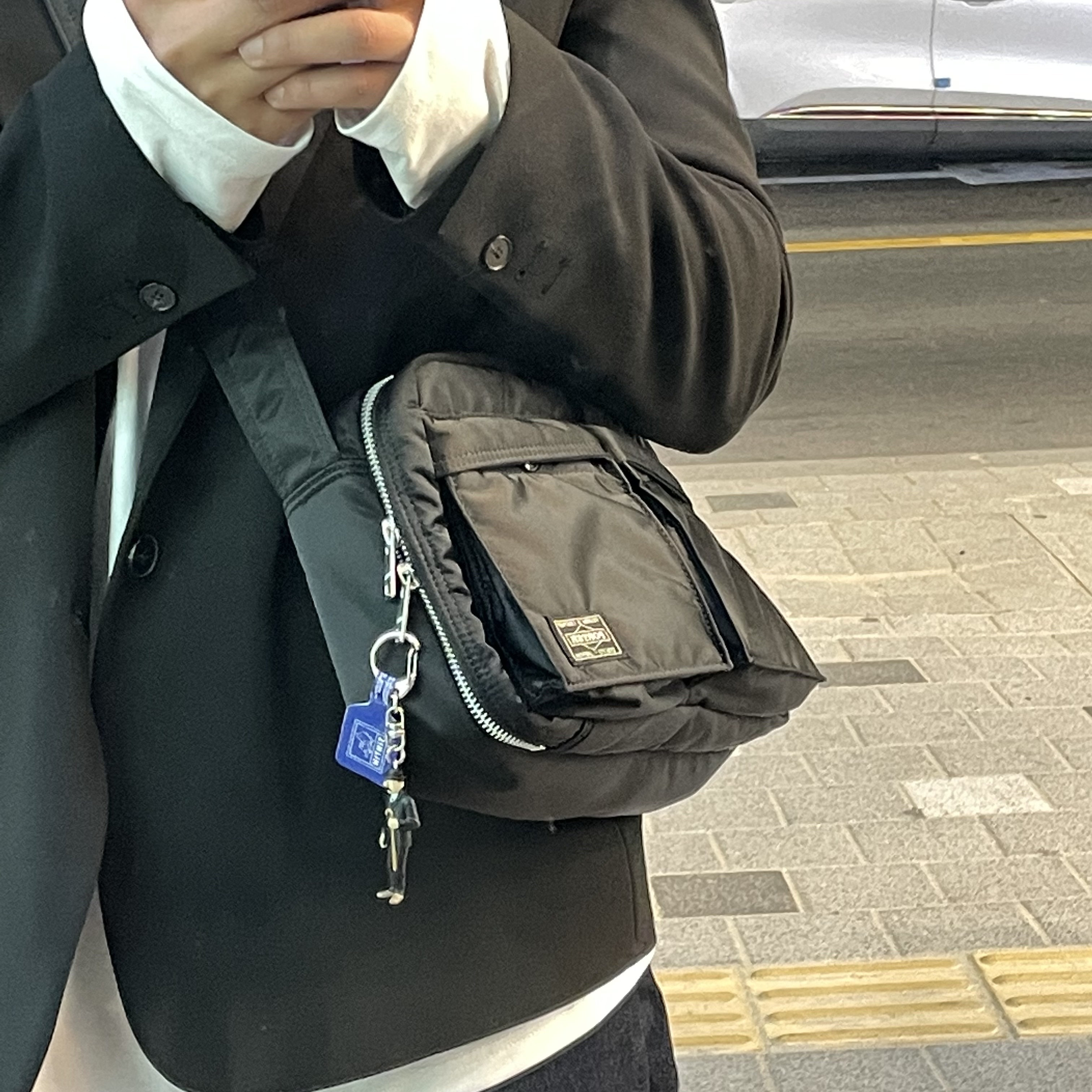 Porter Tanker Shoulder Bag S Black 착용 스타일 - 2