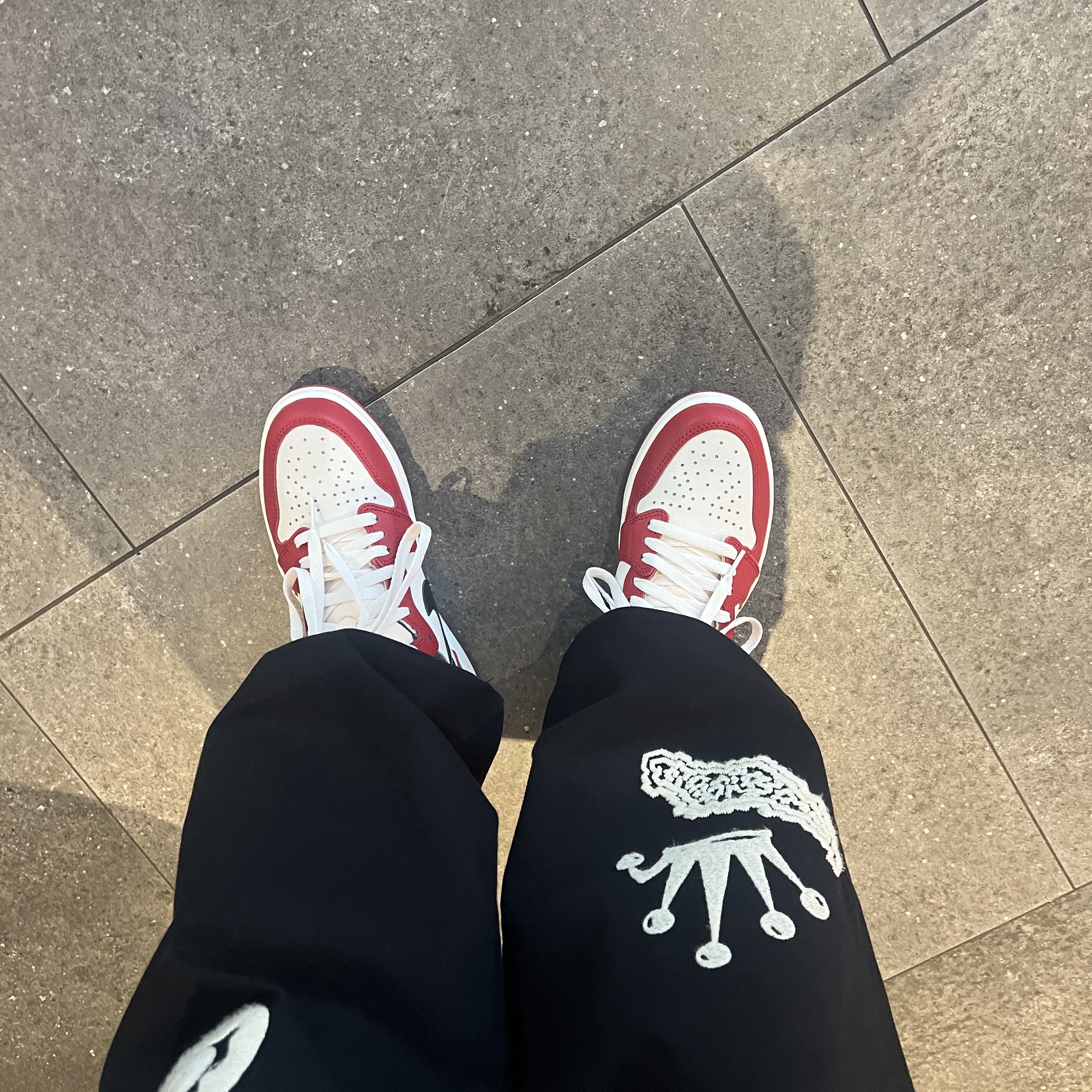 Jordan 1 Retro High OG Chicago 2022, Stussy Noma Icon Beach Pants Washed Black 착용 스타일 - 2