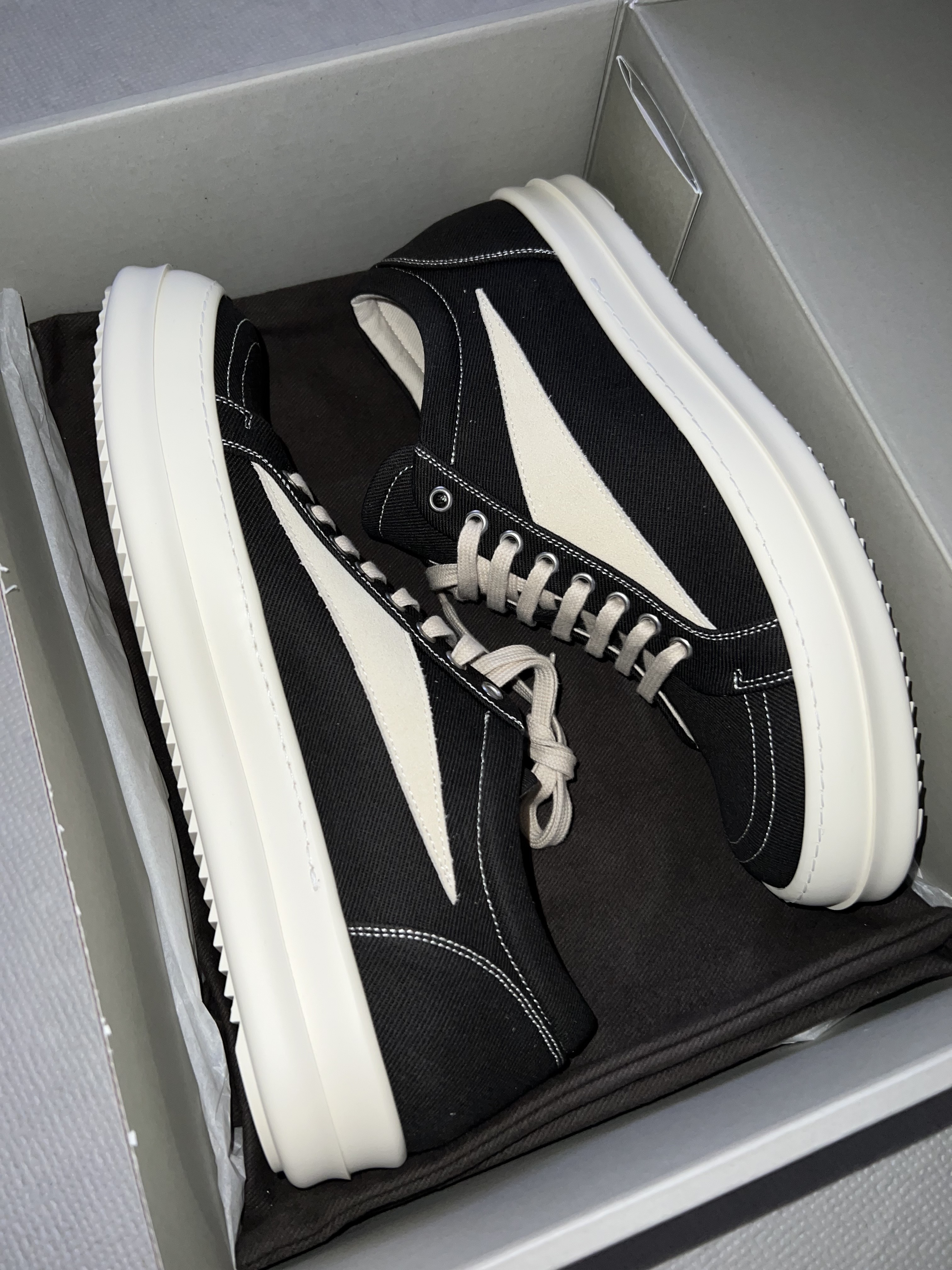 Rick Owens Drkshdw Suede Vintage Sneakers Dark Dust Pearl Milk White 착용 스타일