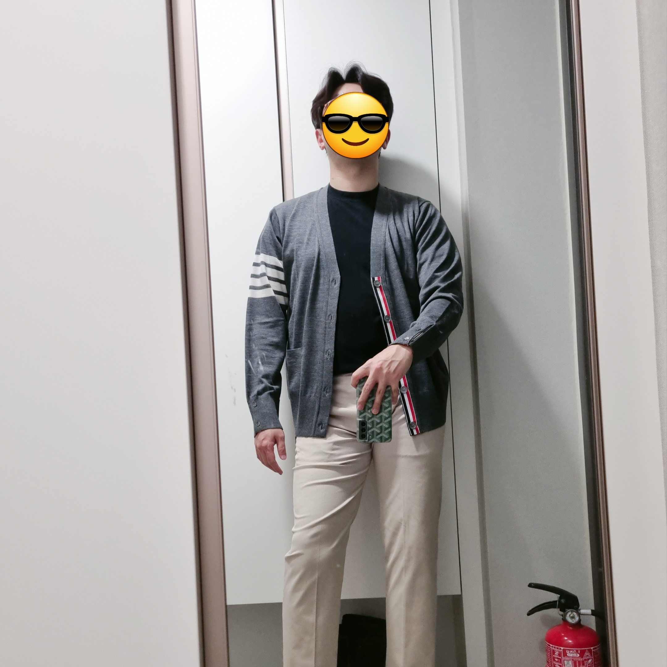 Thom Browne Sustainable Fine Merino Wool 4-Bar Classic Cardigan Medium Grey 착용 스타일 - 2