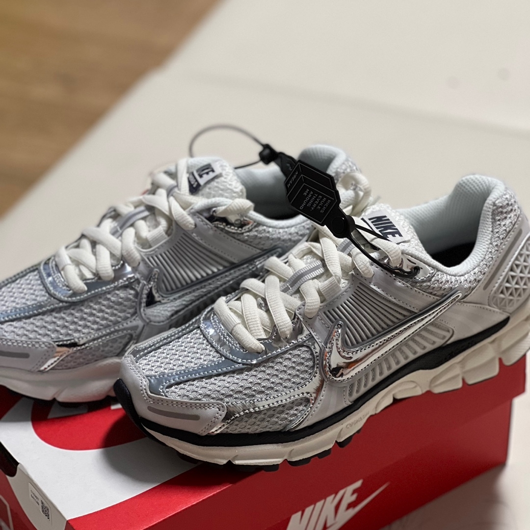 (W) Nike Zoom Vomero 5 Photon Dust and Metallic Silver 착용 스타일