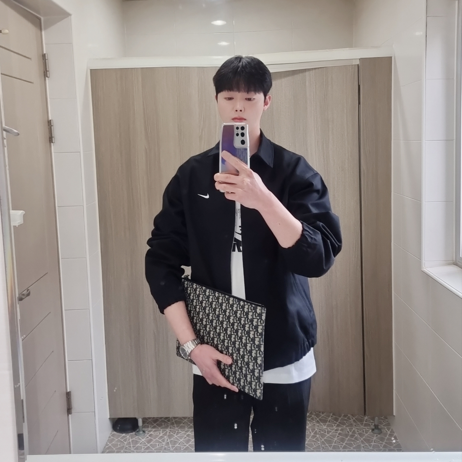 Dior A4 Pouch Beige & Black Dior Oblique Jacquard, Nike SB Lightweight Skateboarding Jacket Black - Asia 착용 스타일 - 2