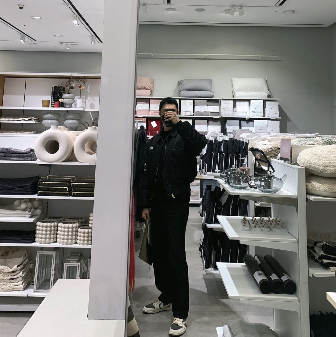 Jordan 1 x Travis Scott Retro Low OG SP Sail and Ridgerock 착용 스타일
