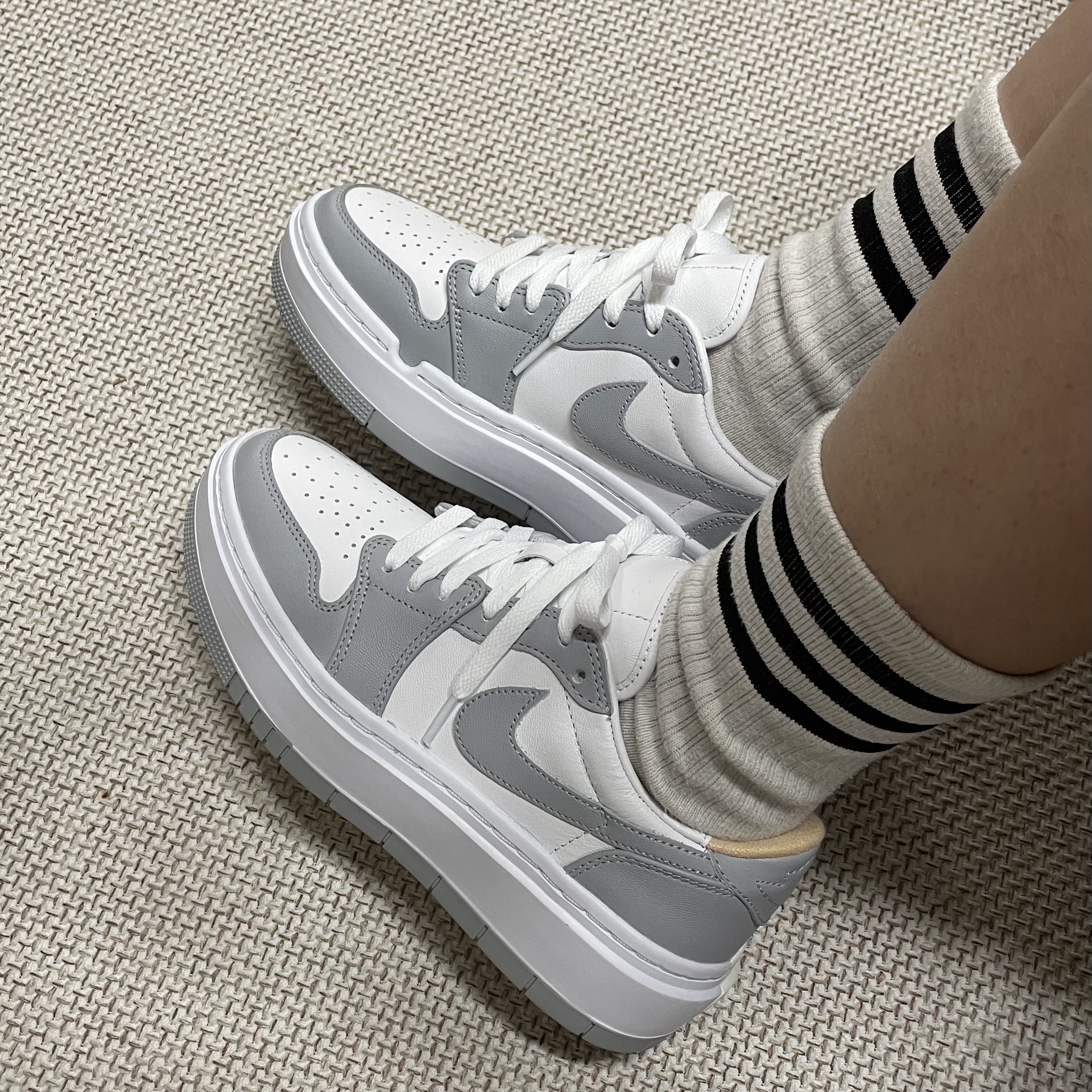(W) Jordan 1 Elevate Low White and Wolf Grey 착용 스타일 - 1