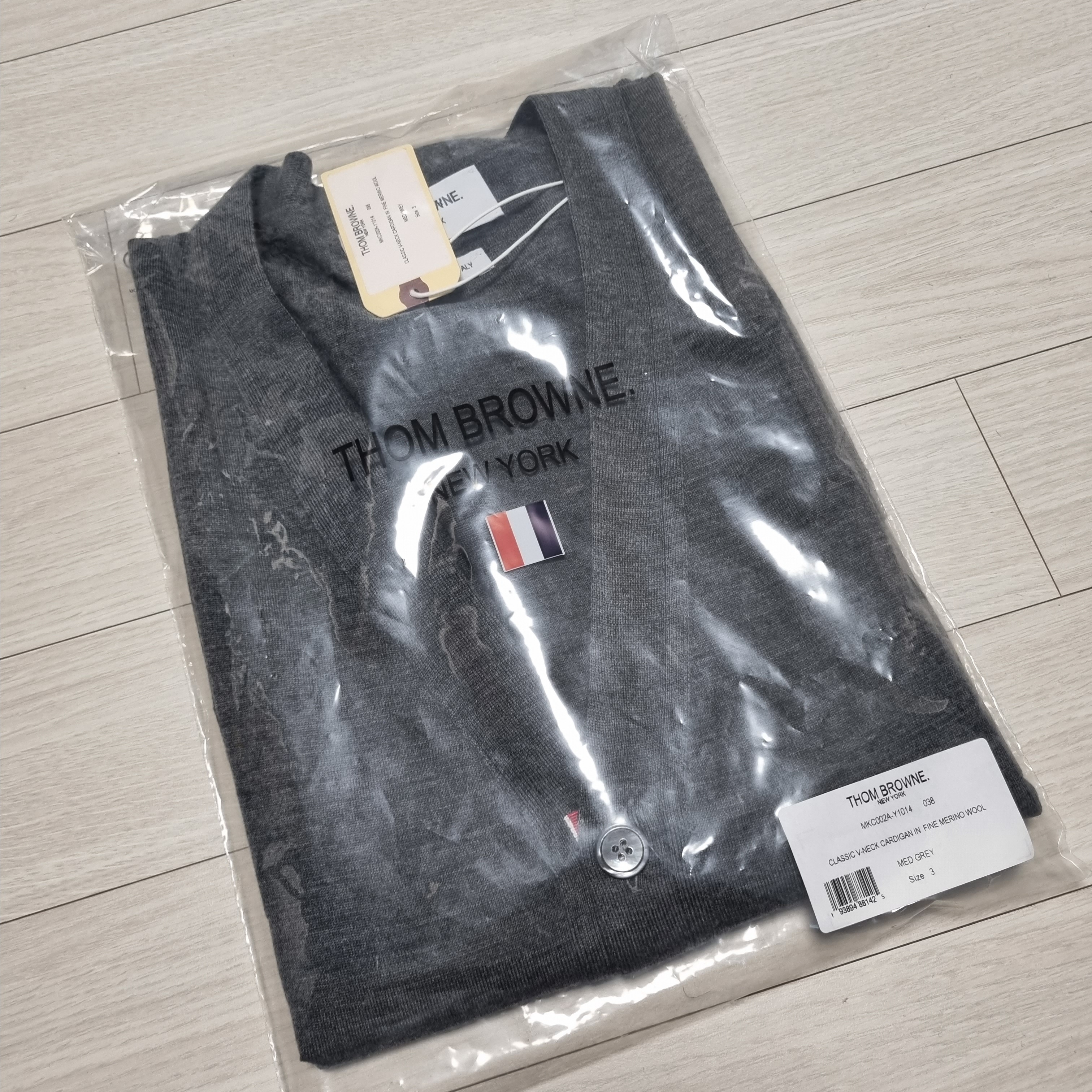 Thom Browne Sustainable Fine Merino Wool 4-Bar Classic Cardigan Medium Grey 착용 스타일 - 1
