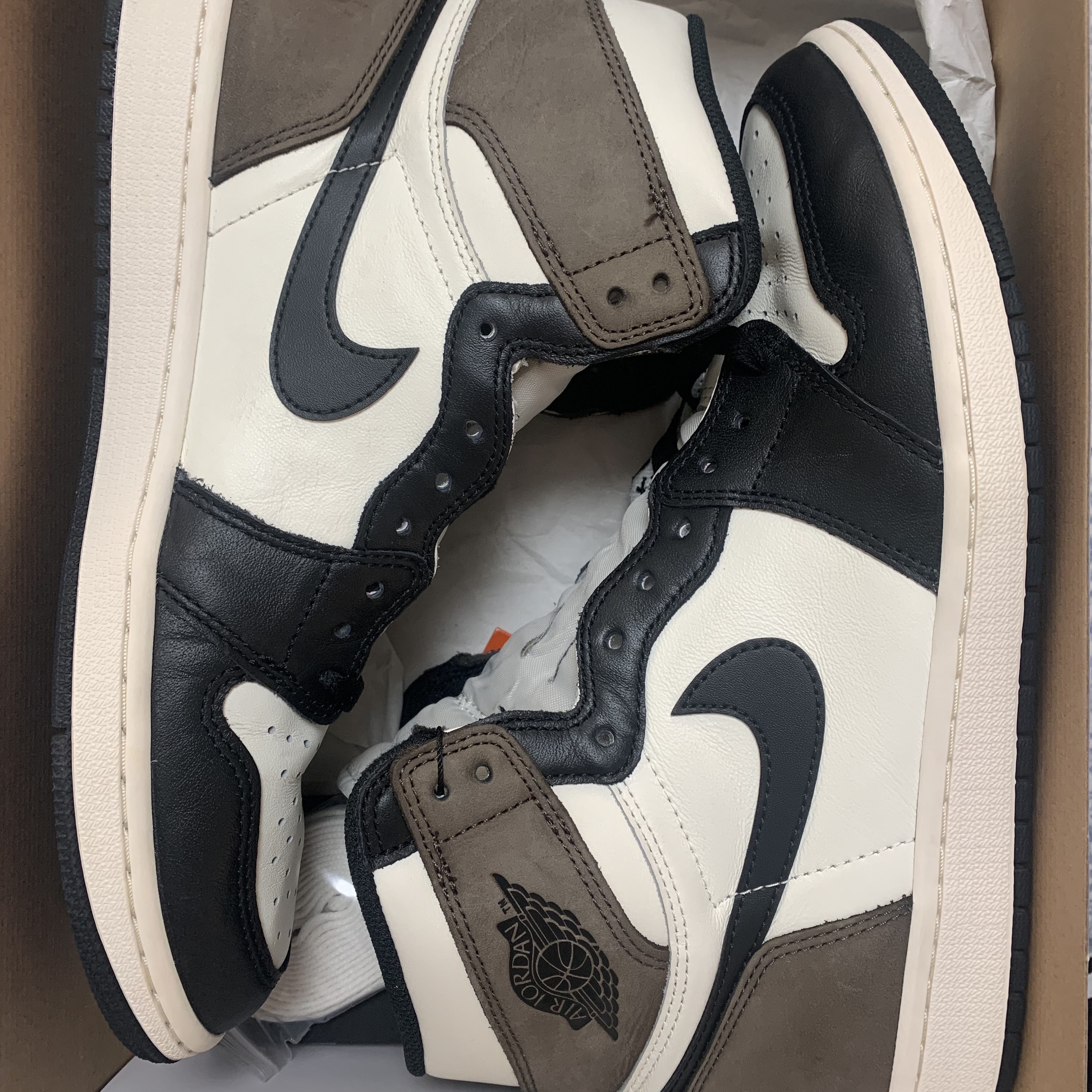 Jordan 1 Retro High OG Chicago 2022, Jordan 1 Retro High OG Black Mocha 착용 스타일 - 2