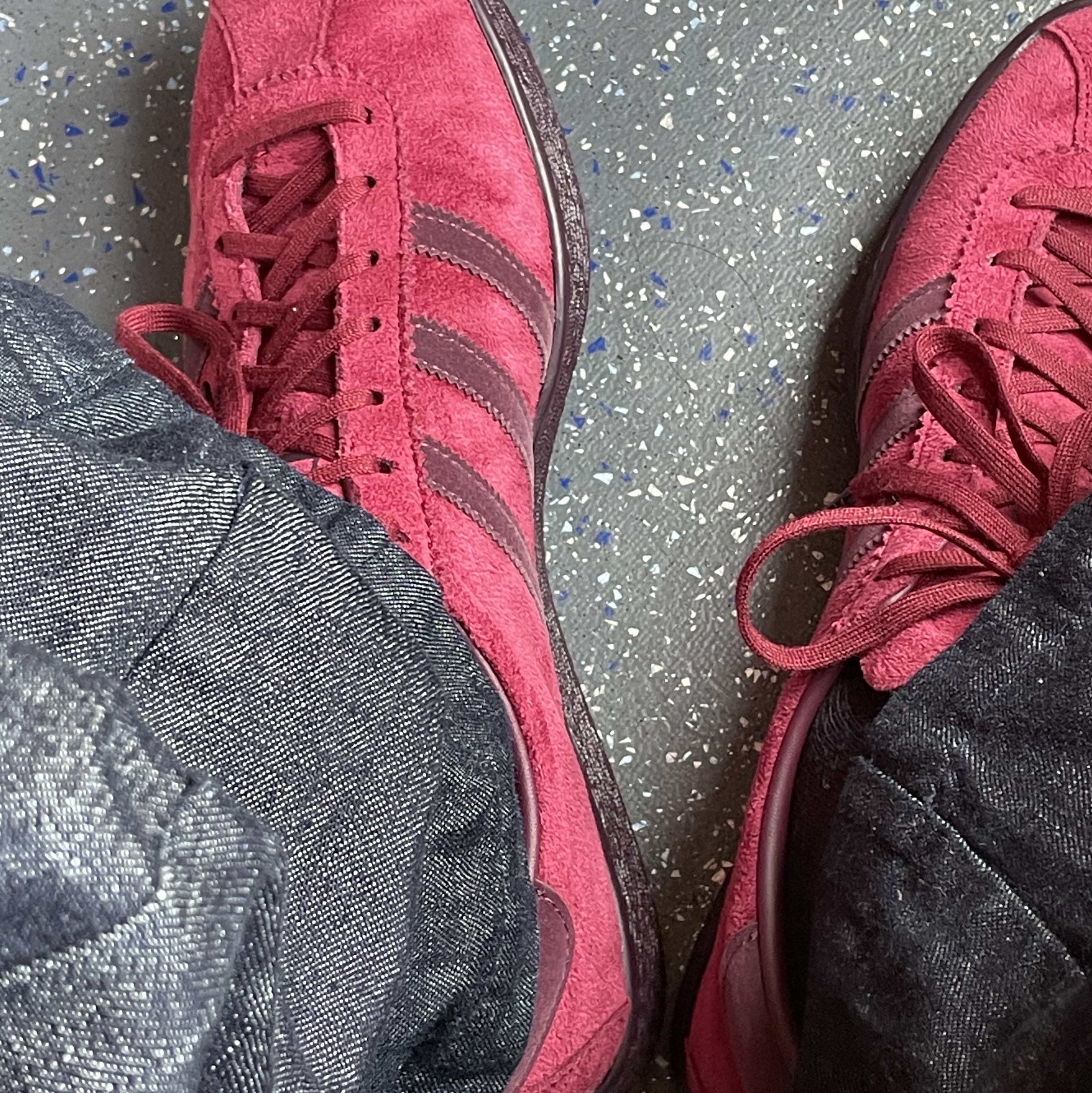 Adidas Tobacco Gruen Collegiate Burgundy 착용 스타일