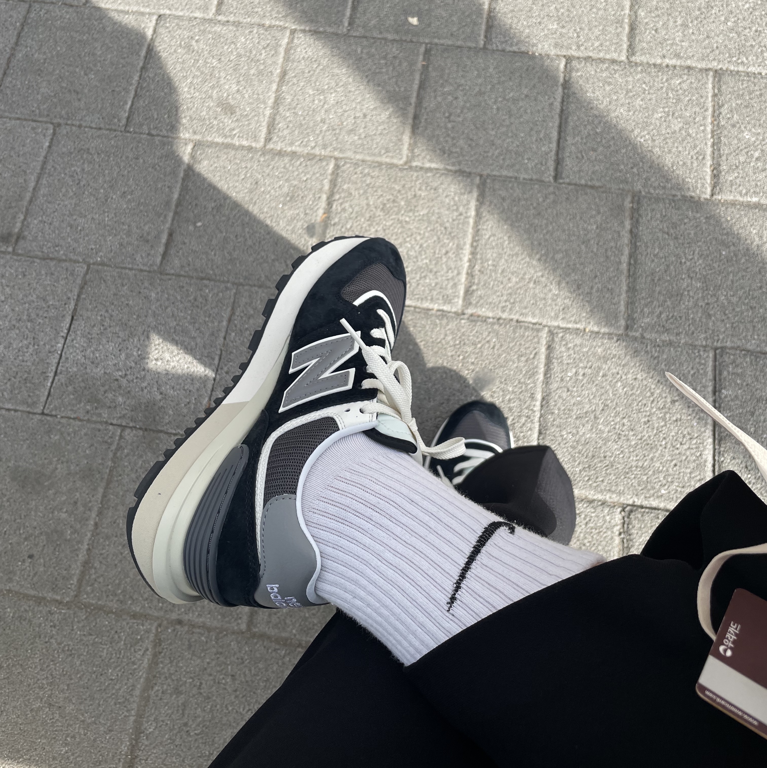 New Balance 574 Legacy Black 착용 스타일 - 1