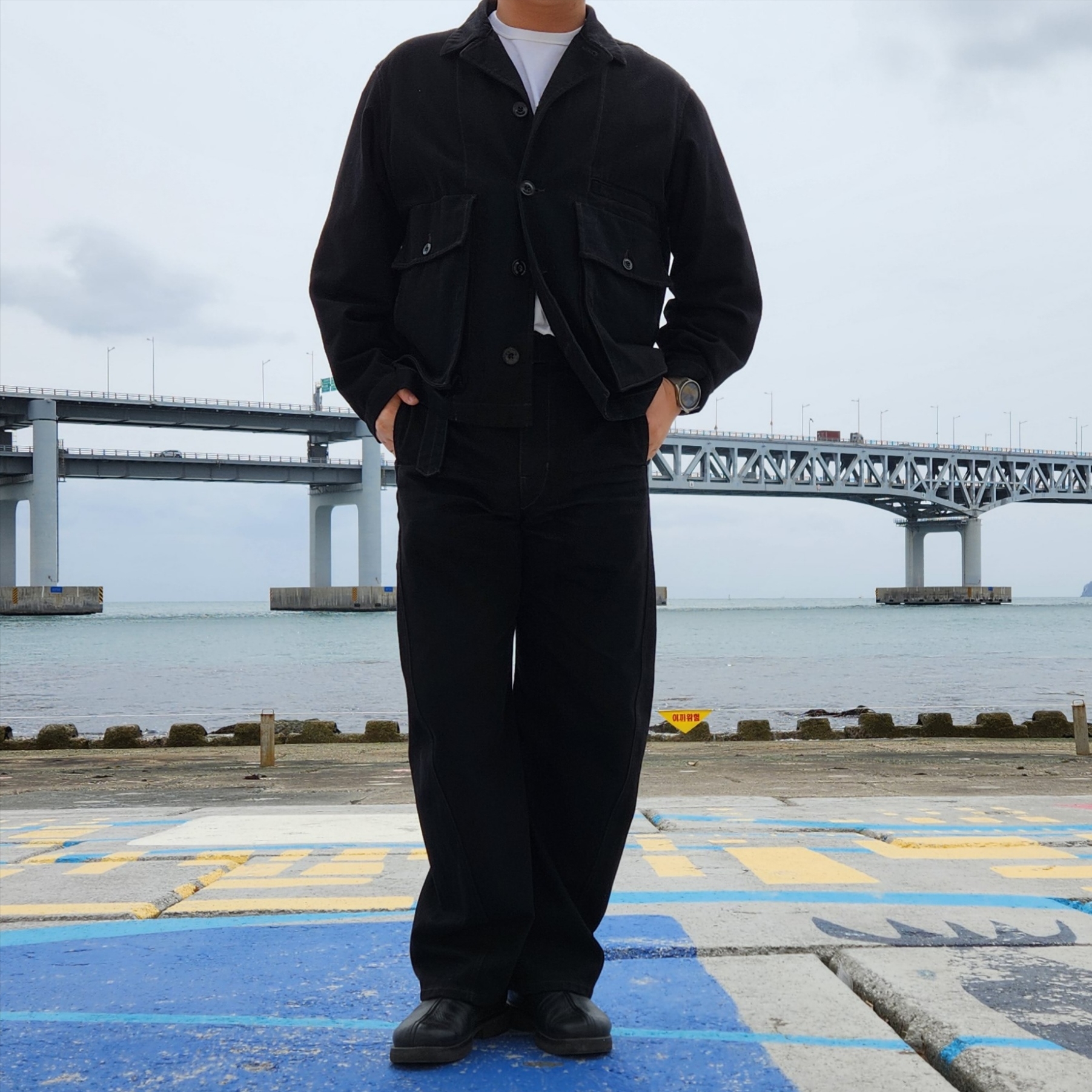 Lemaire Piped Slippers Black, Lemaire Twisted Belted Pants Denim Black 착용 스타일