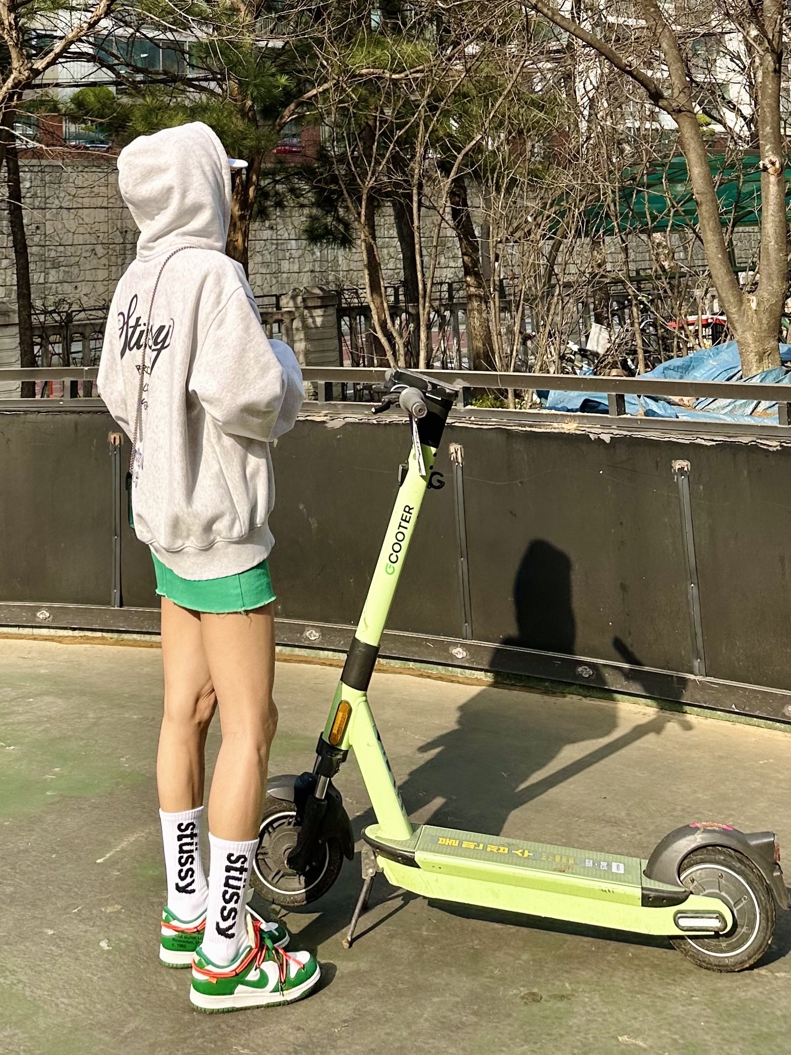 Stussy Helvetica Crew Socks White Black, Stussy World Tour Zip Hoodie Ash Heather 2022 착용 스타일 - 3