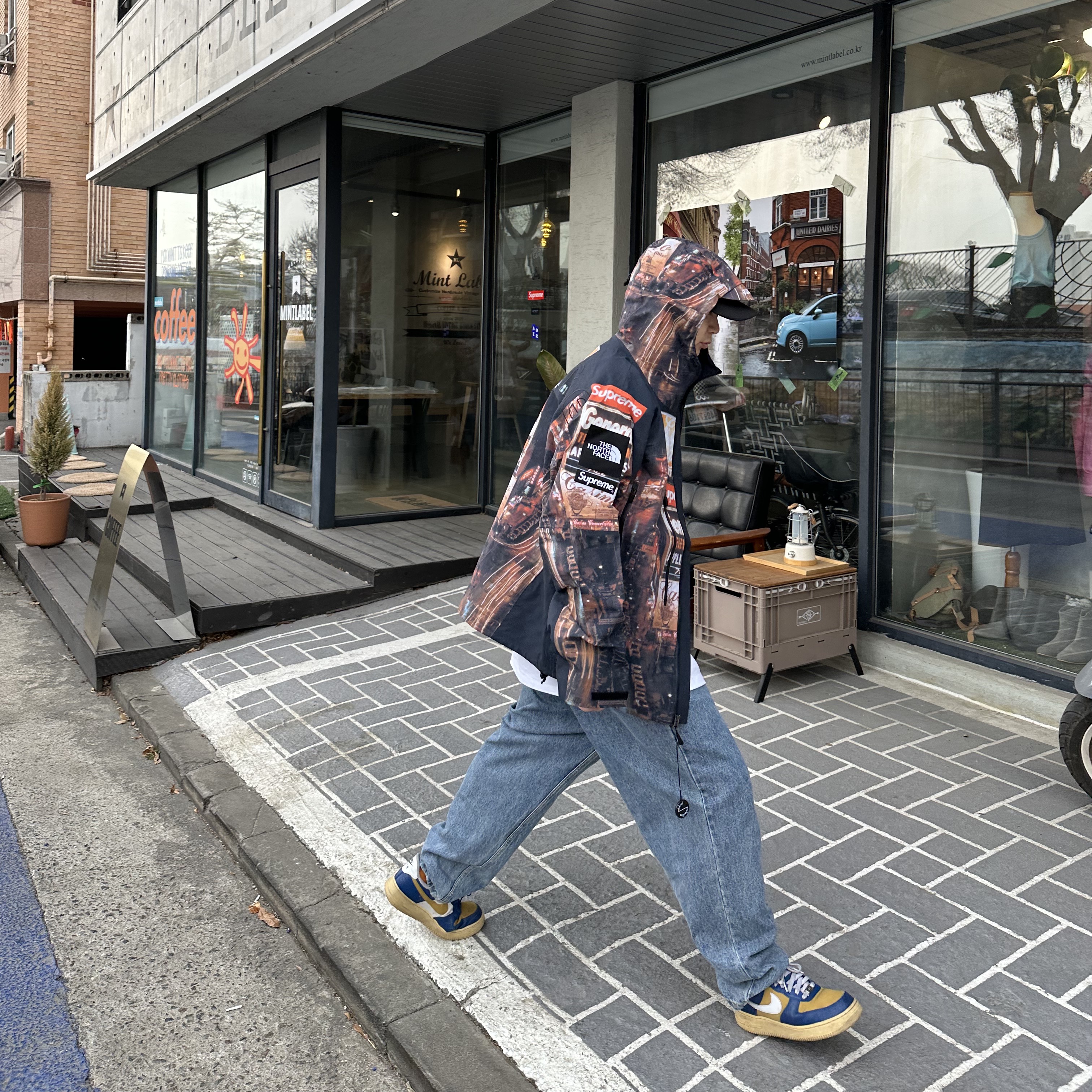 Supreme x The North Face Taped Seam Shell Jacket Times Square - 22FW 착용 스타일