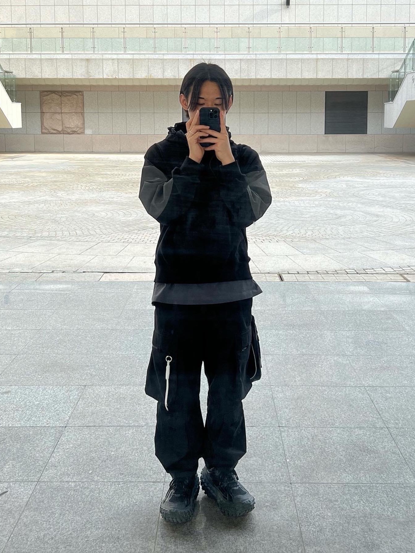 Balenciaga Defender Sneakers Black 착용 스타일 - 3
