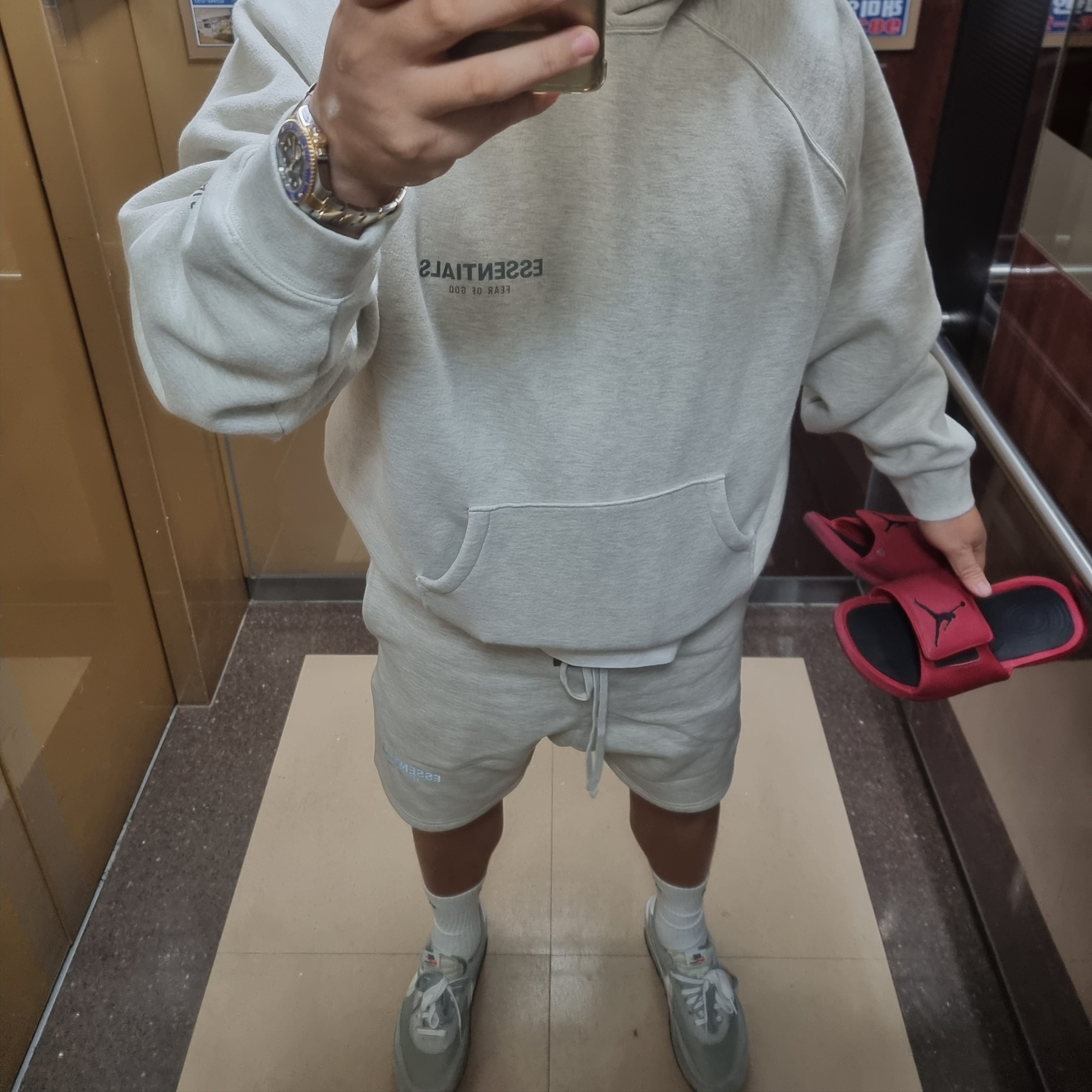 Essentials The Core Collection Sweatshorts Oatmeal 착용 스타일 - 1