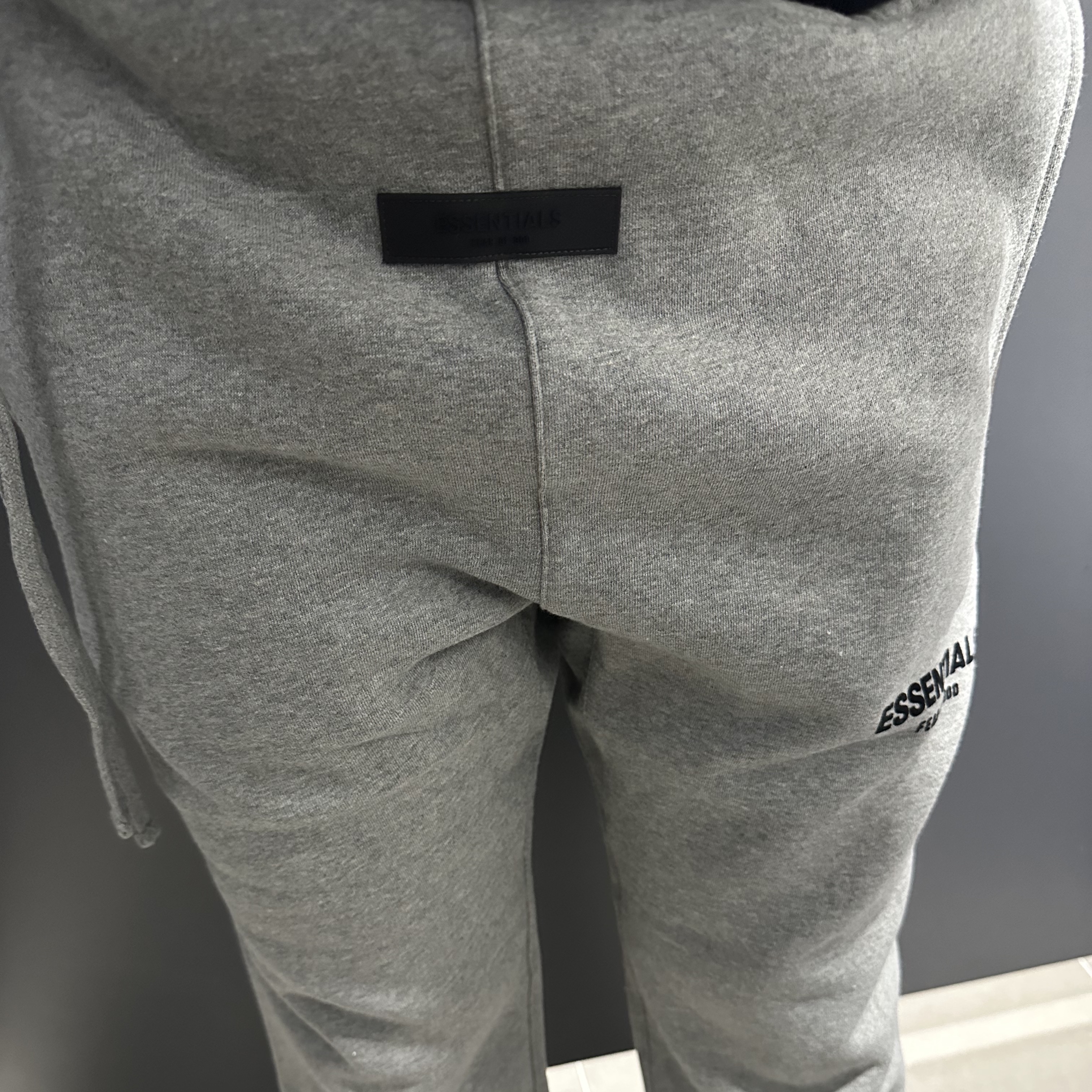 Essentials The Core Collection Relaxed Sweatpants Dark Oatmeal 착용 스타일 - 4