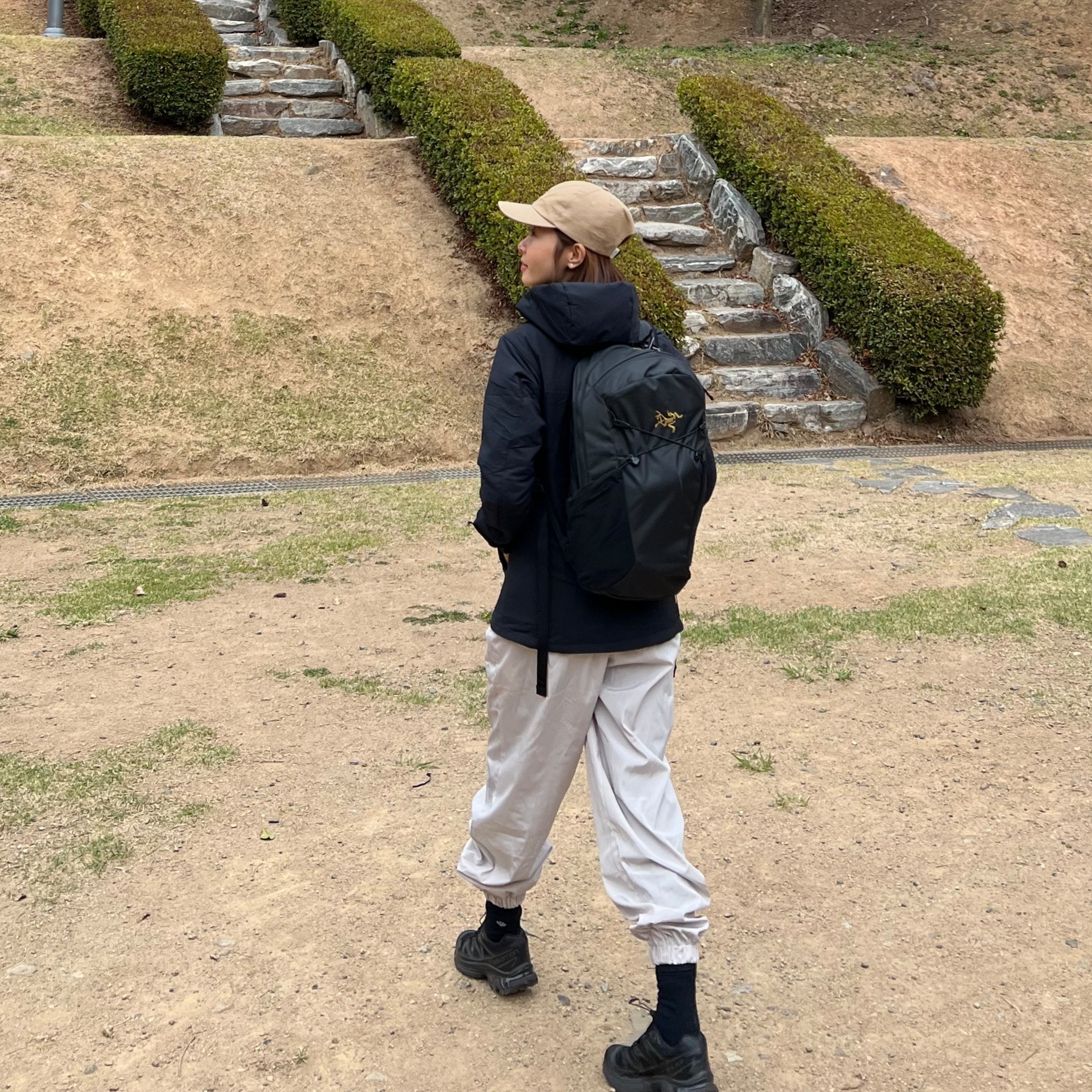 (W) Arc'teryx Proton LT Hoody Black, Salomon XT-6 ADV Black 착용 스타일 - 2