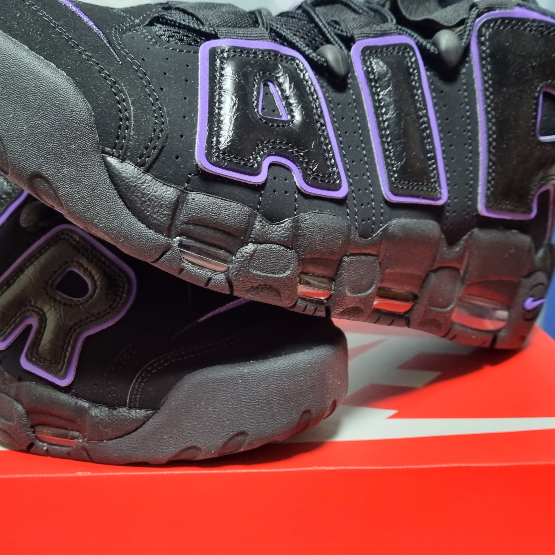 Nike Air More Uptempo 96 Black Action Grape 착용 스타일